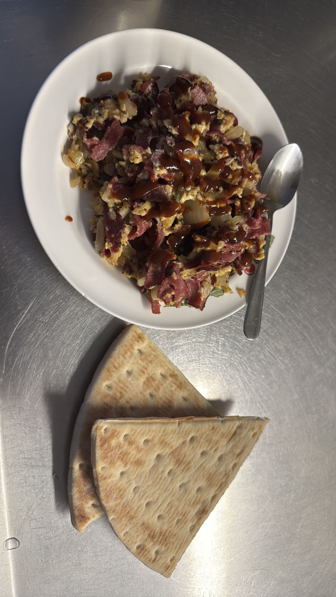 Äggröra med pastrami & bröd