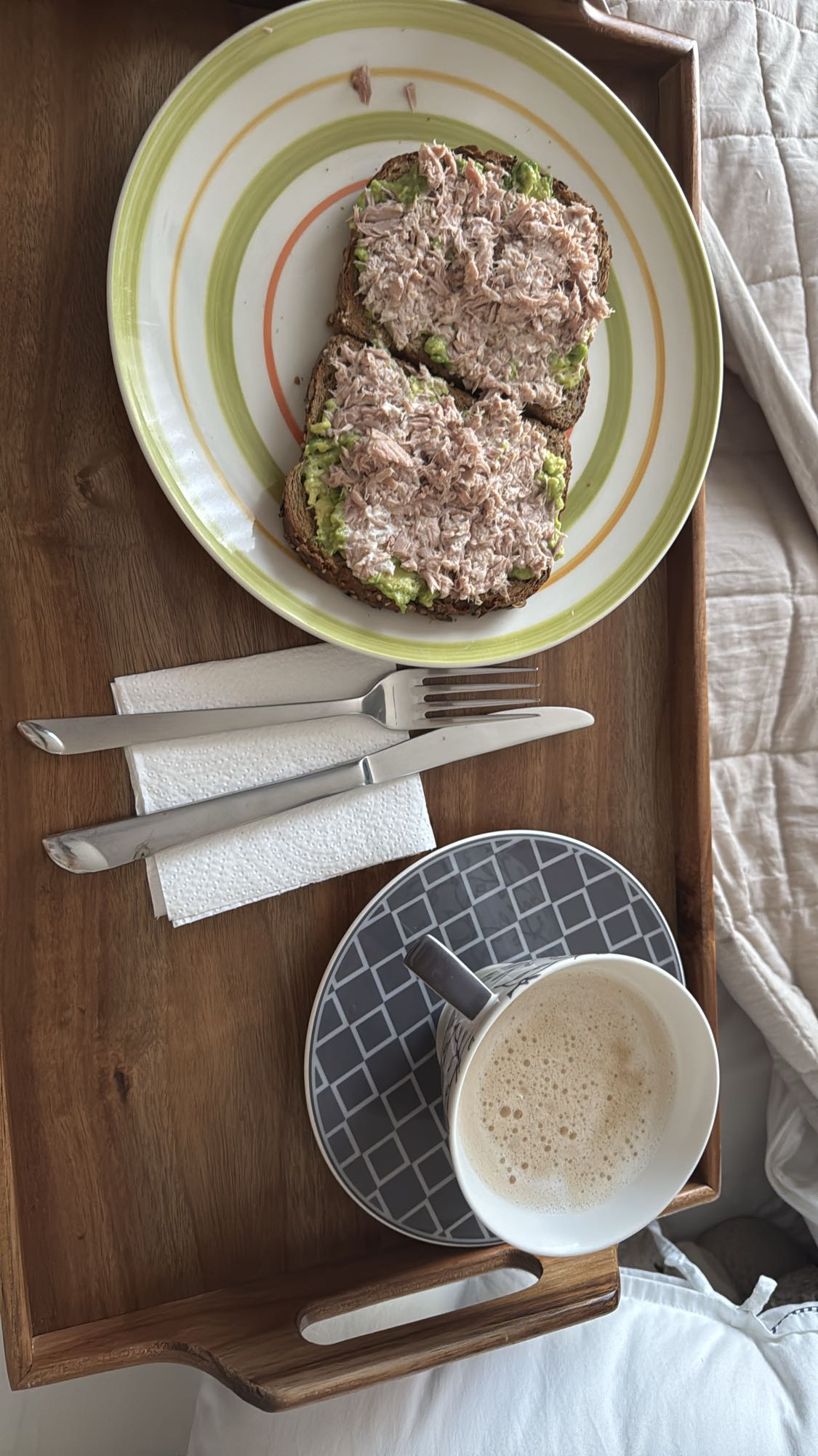 Tostadas de atún y capuchino