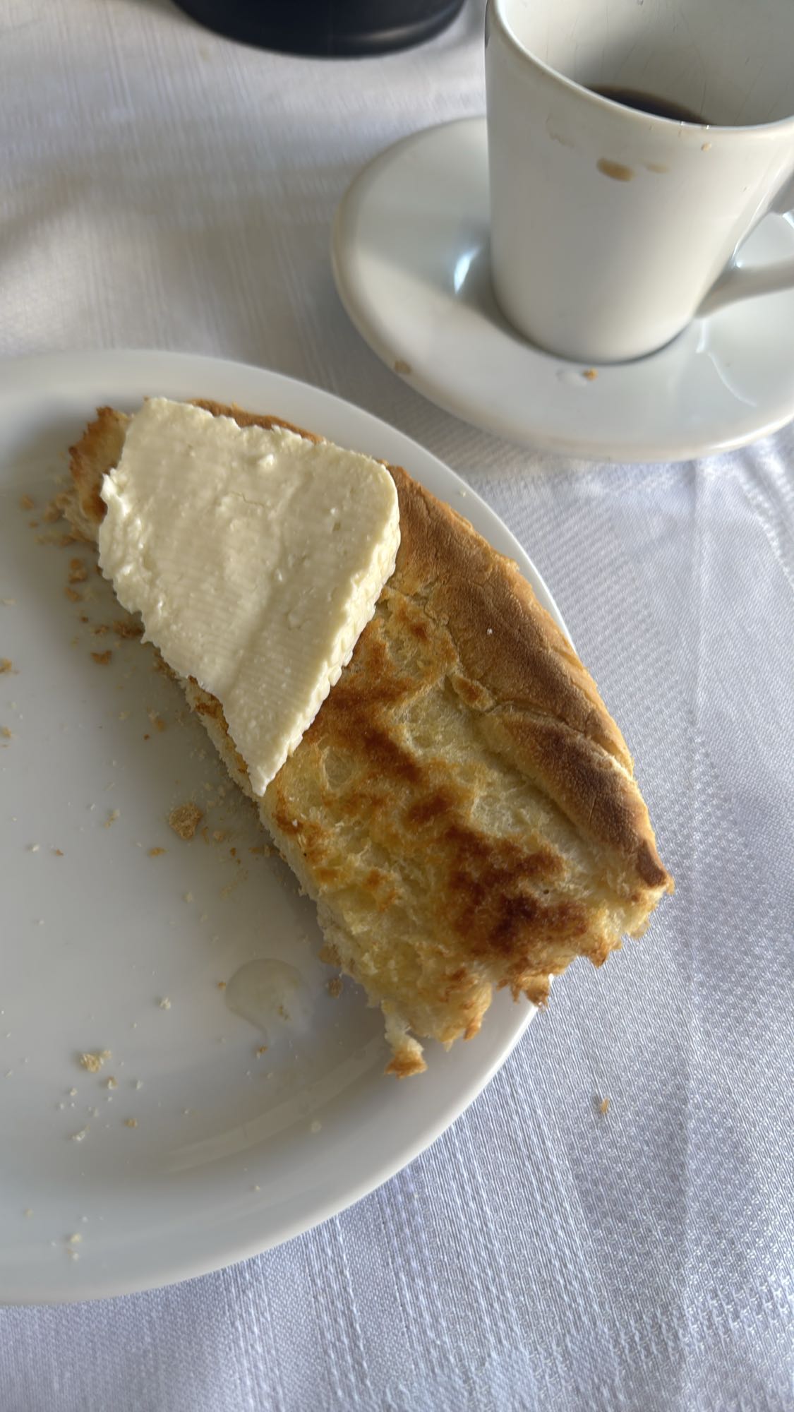 Pão com requeijão e café