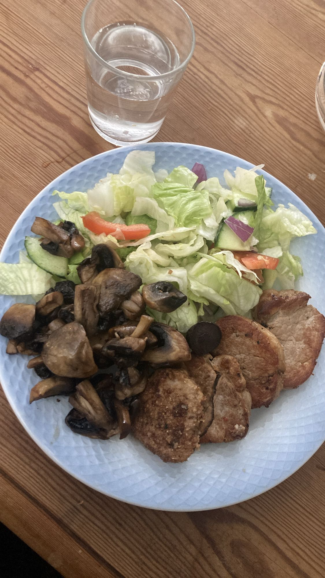 Fläskfilé med sallad