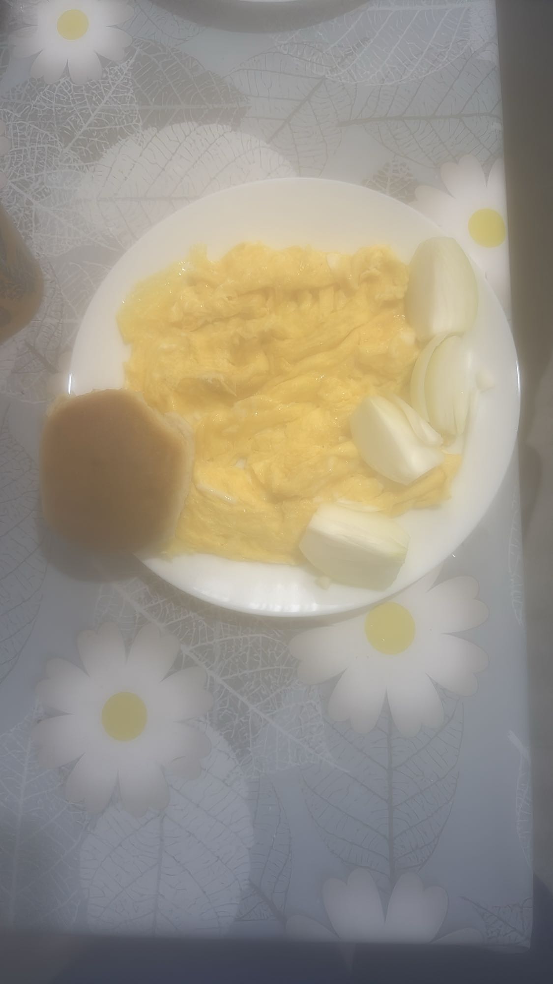 Omletă cu ceapă și chiflă