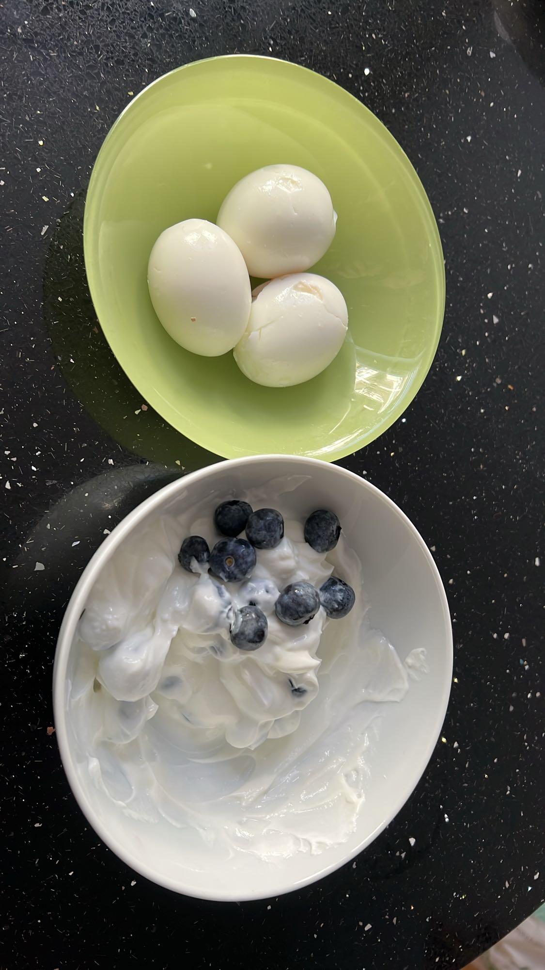 3 jajka, jogurt grecki i jagody