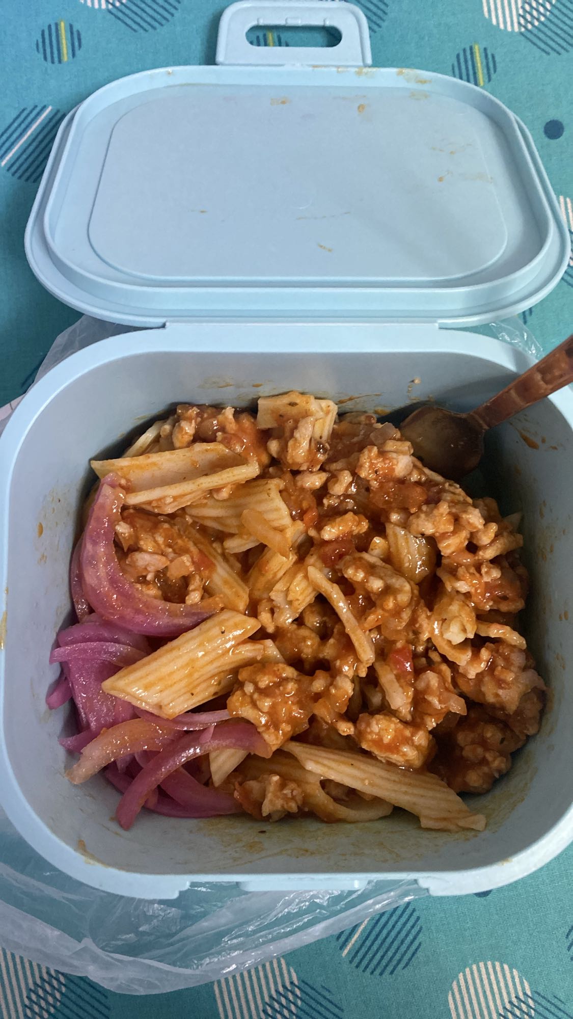 Paste cu carne și ceapă