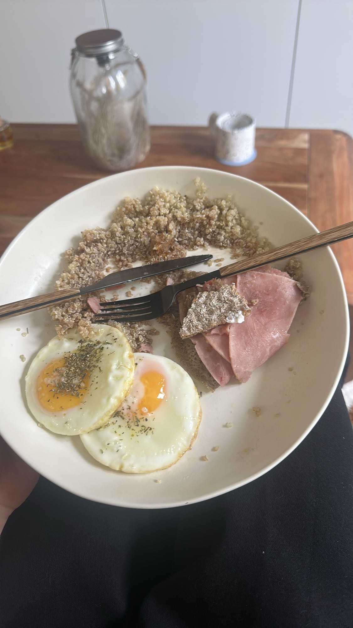 Petit-déjeuner quinoa œufs jambon