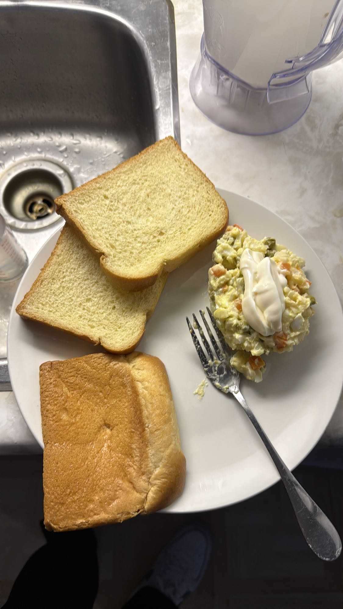 Pain de mie et salade russe