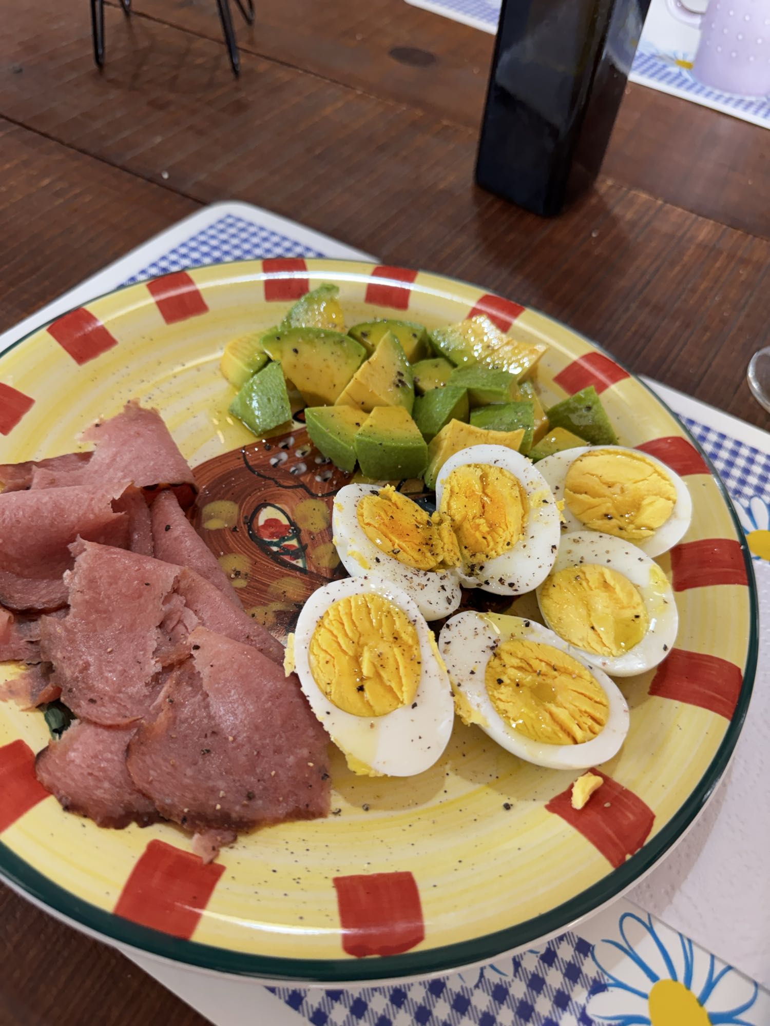 Desayuno con huevo y aguacate