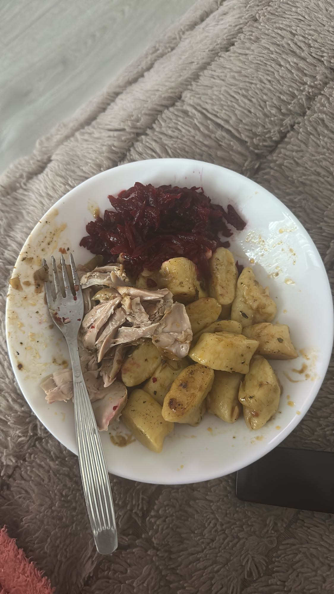 kluski z kurczakiem i buraczkami