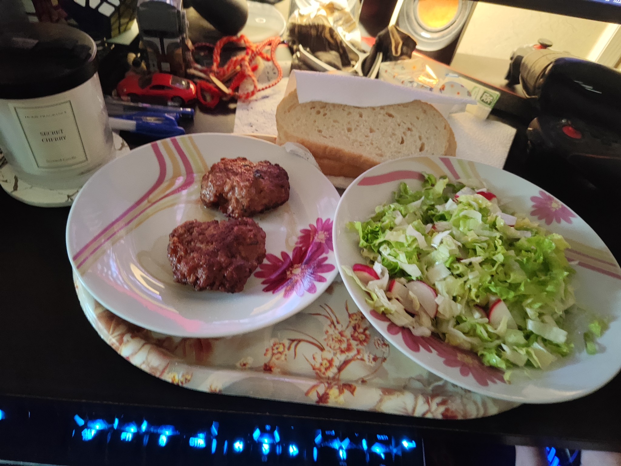 Meat patties with salad and bread