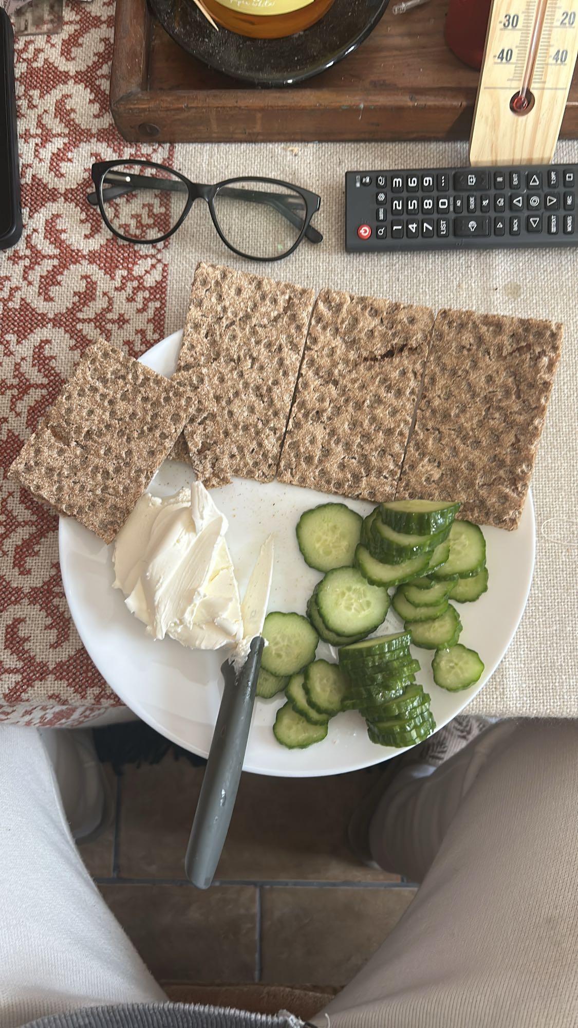 Crackers cu brânză și castraveți