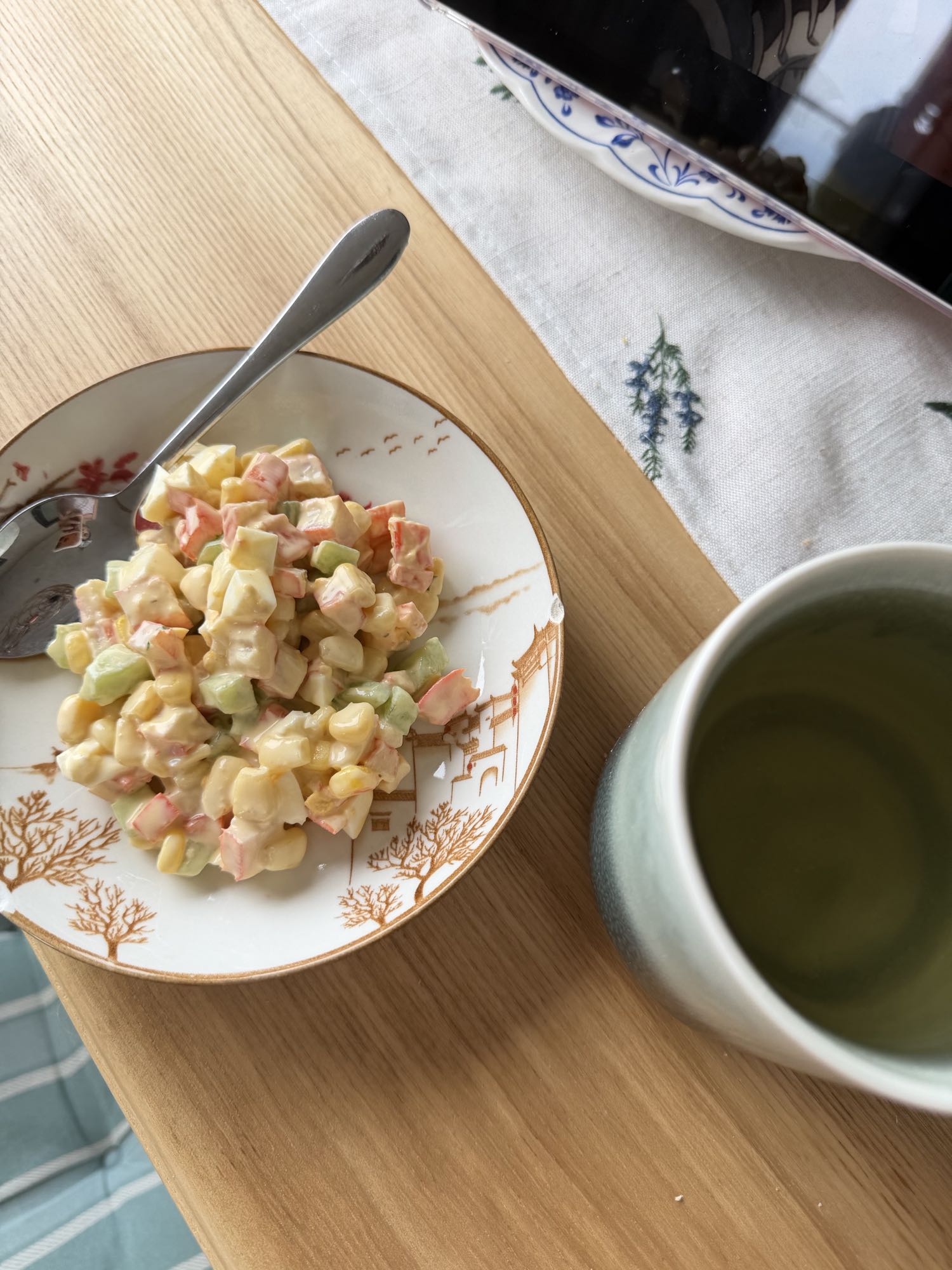 Крабовый салат с чаем