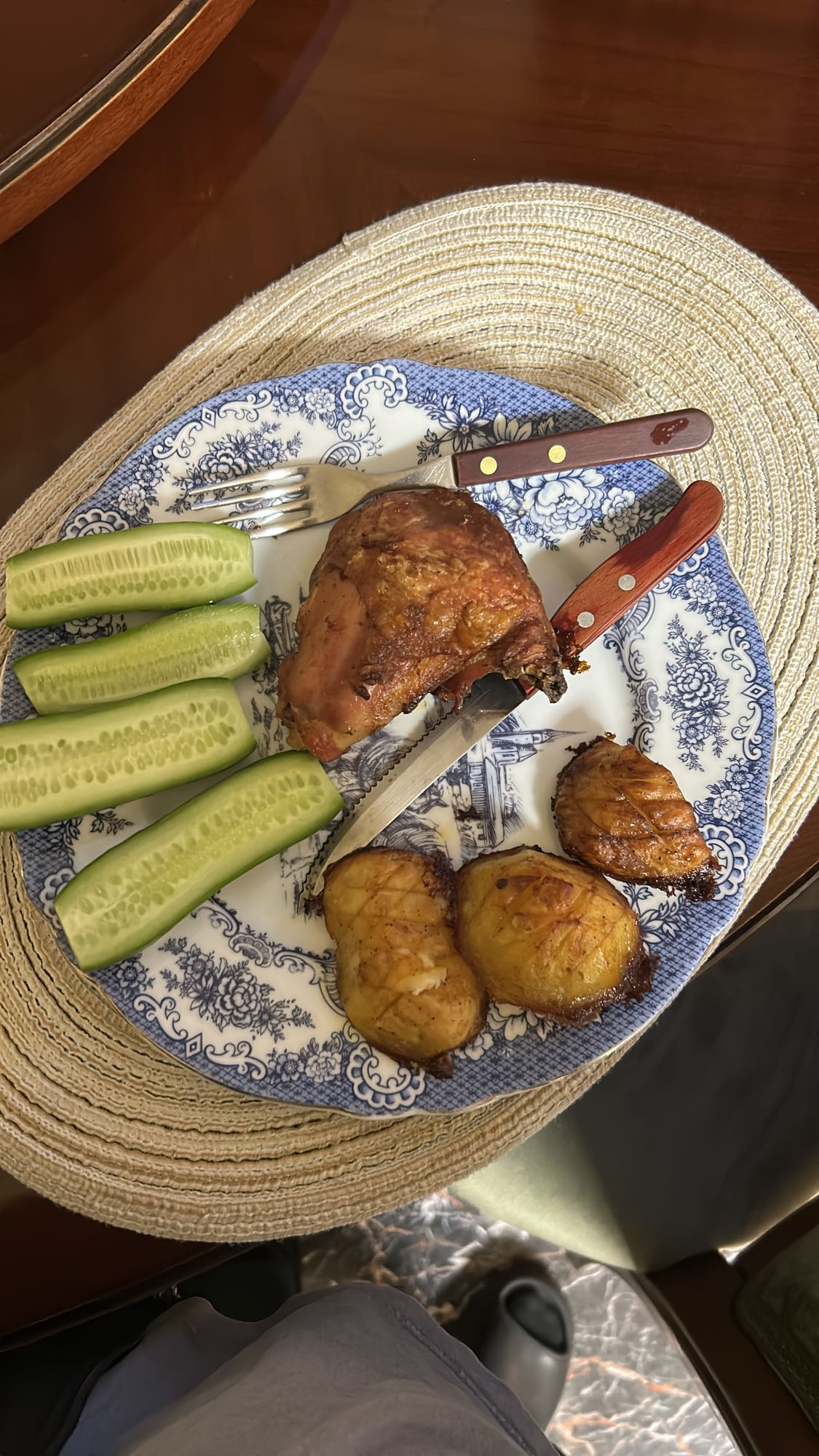 Курица с картофелем и огурцом