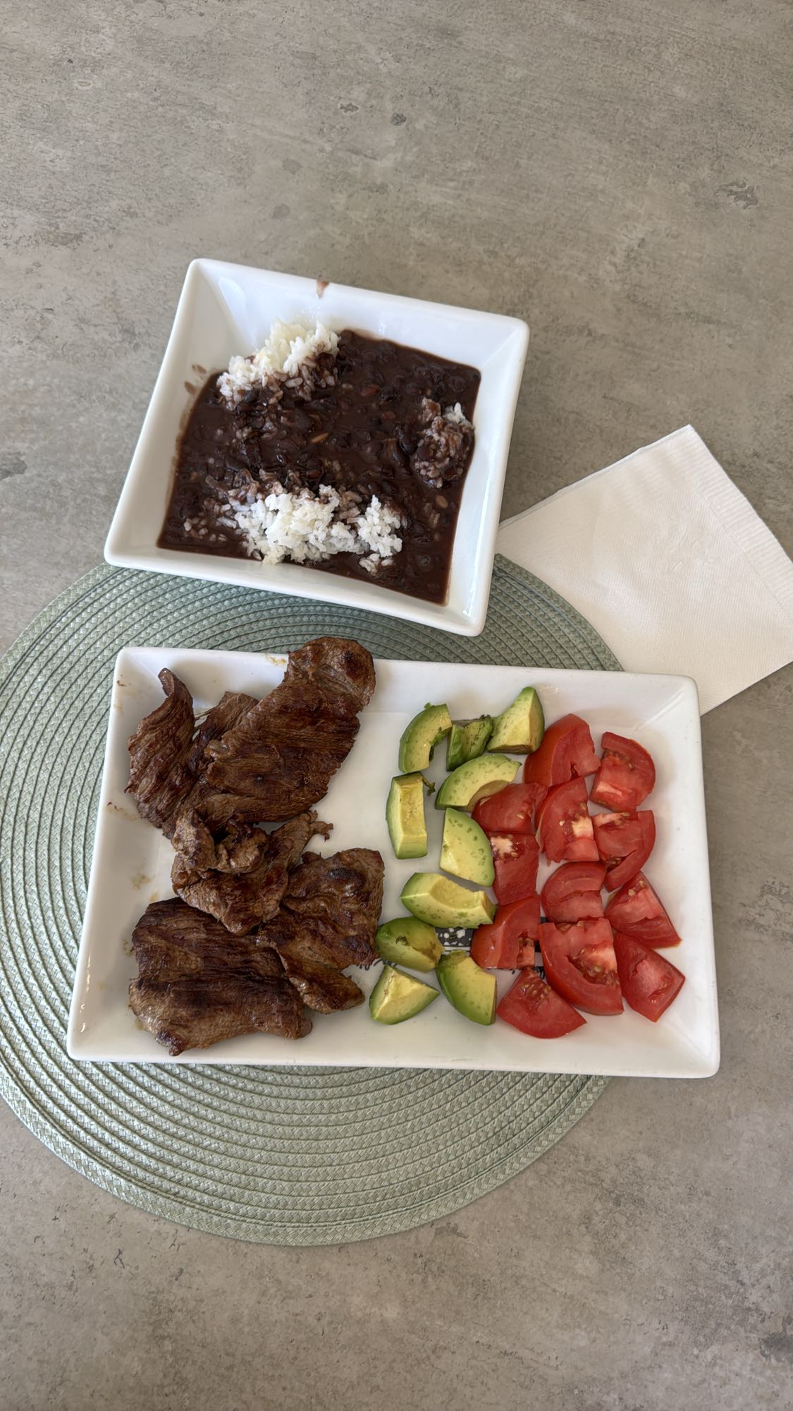 Carne, arroz, frijoles y ensalada