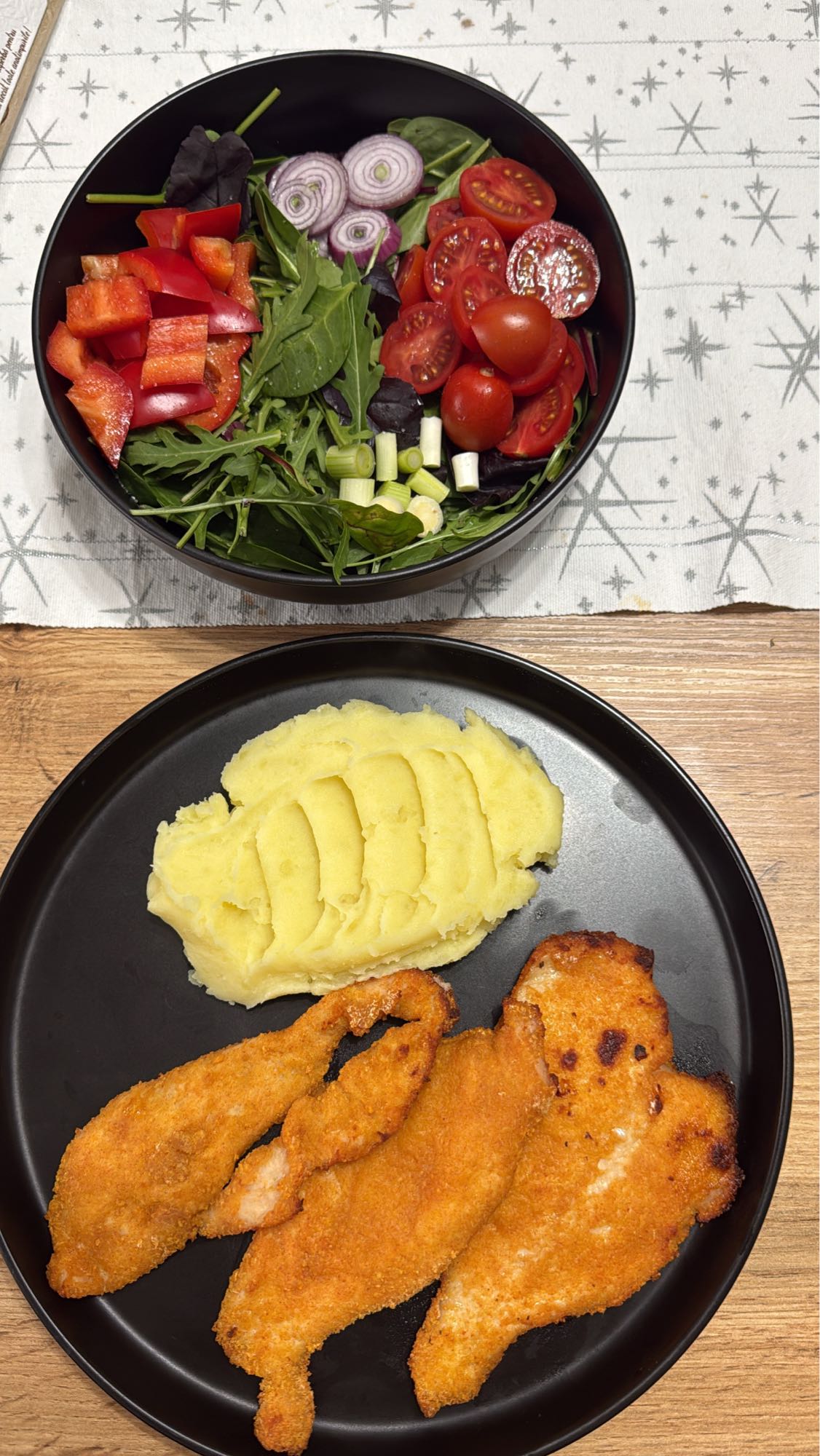 Pui pane, piure, salată