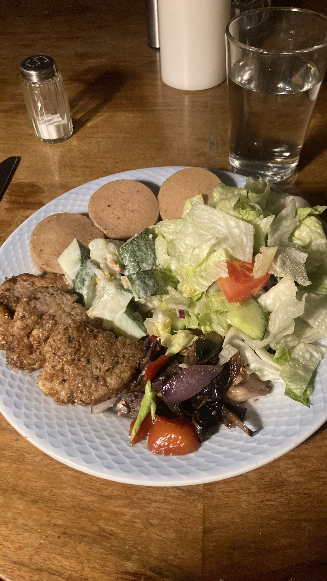 Fläskfilé med sallad och falukorv