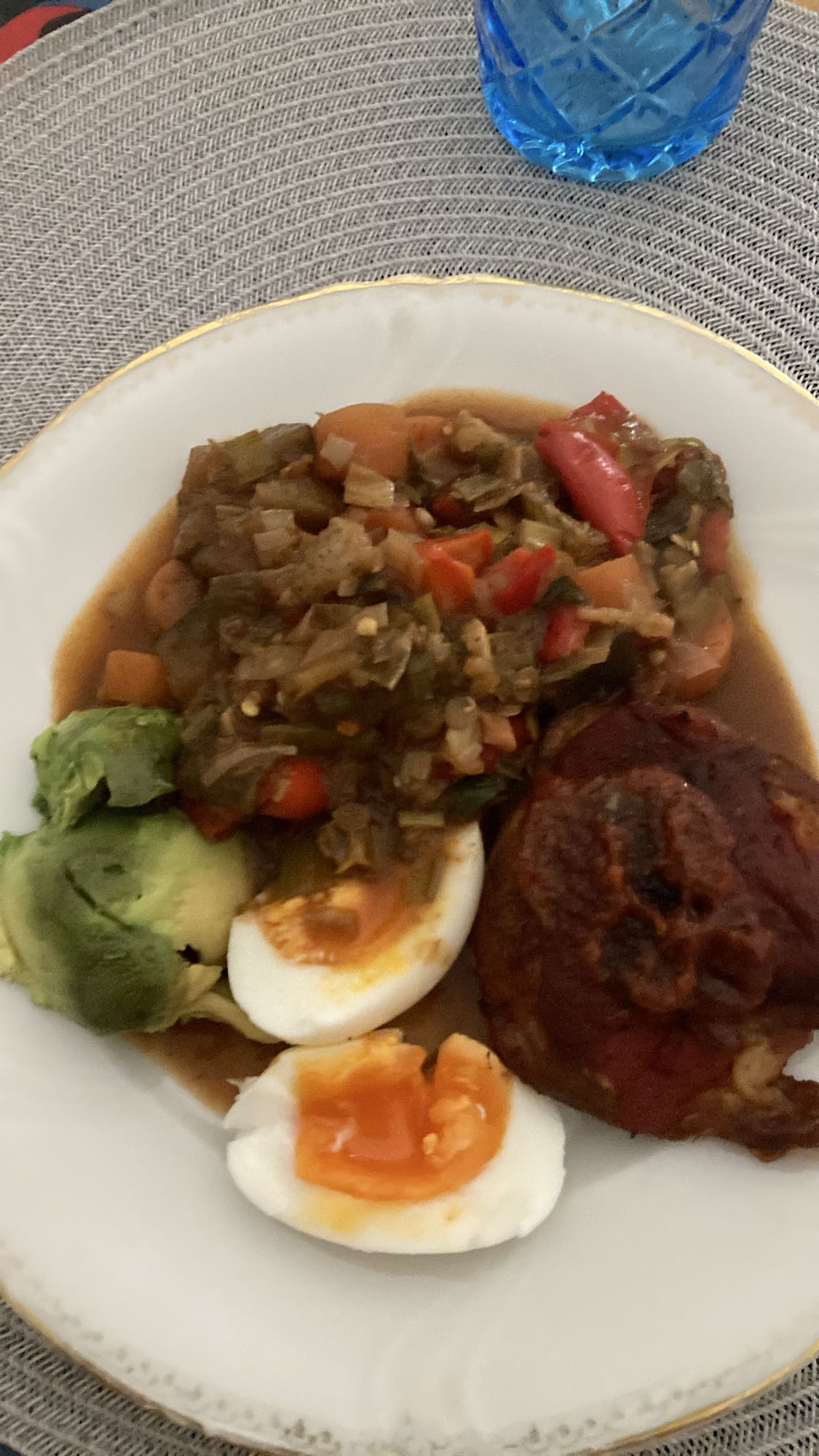 Kyckling med grönsaker och ägg