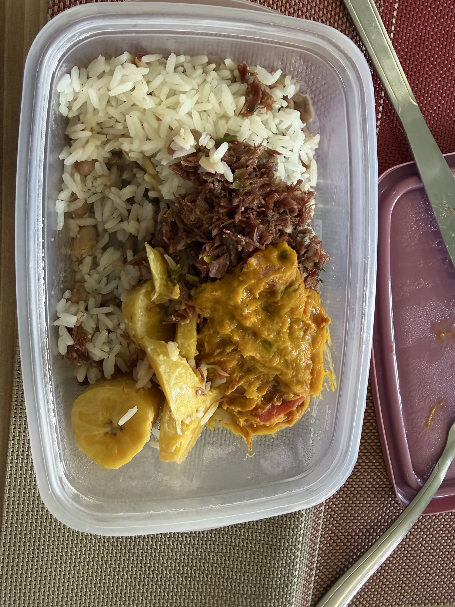 Arroz, carne seca e legumes