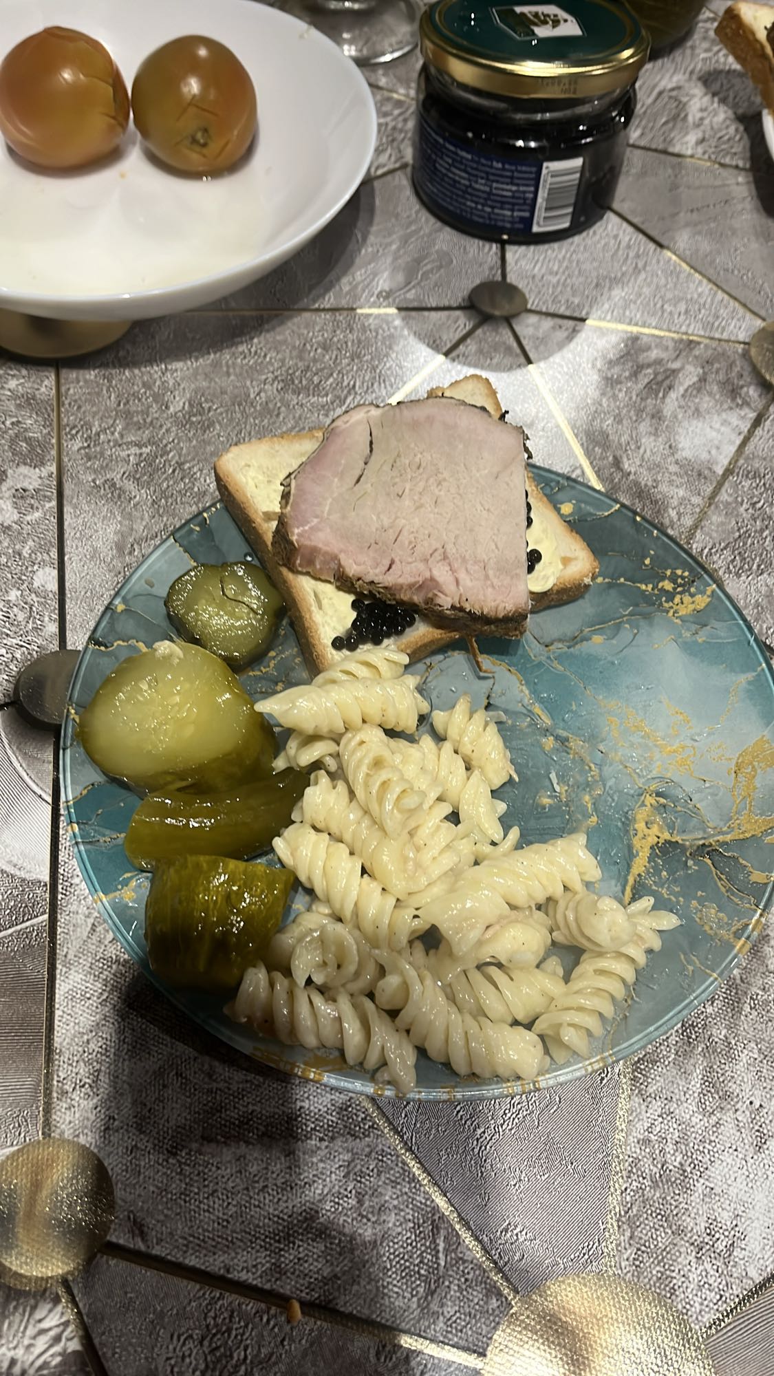 Паста с мясом и тостом