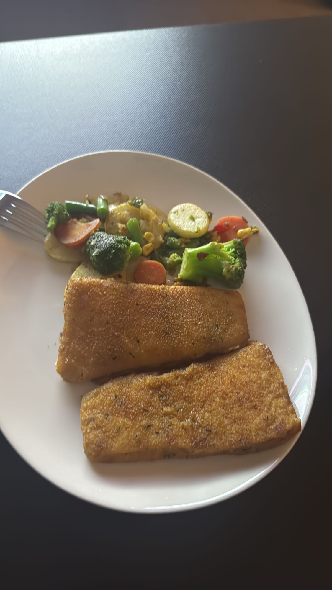 Smażona ryba z warzywami