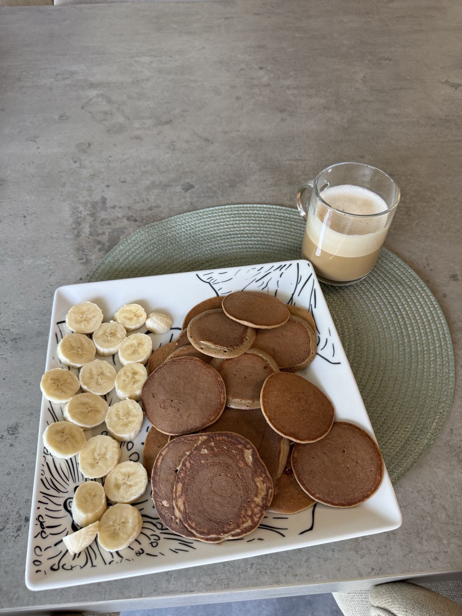 Mini pancakes con plátano y café