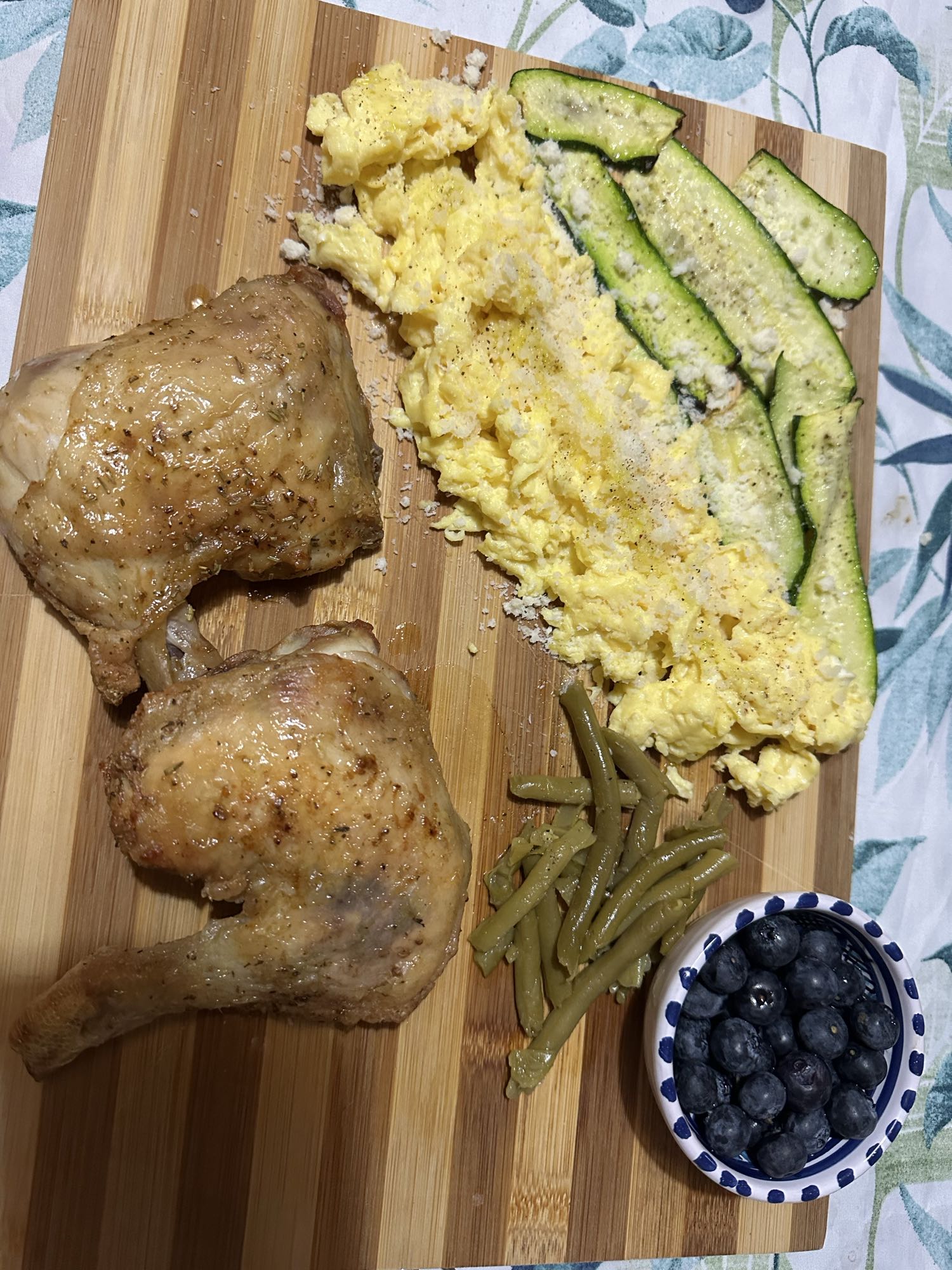 Pollo, huevos y verduras