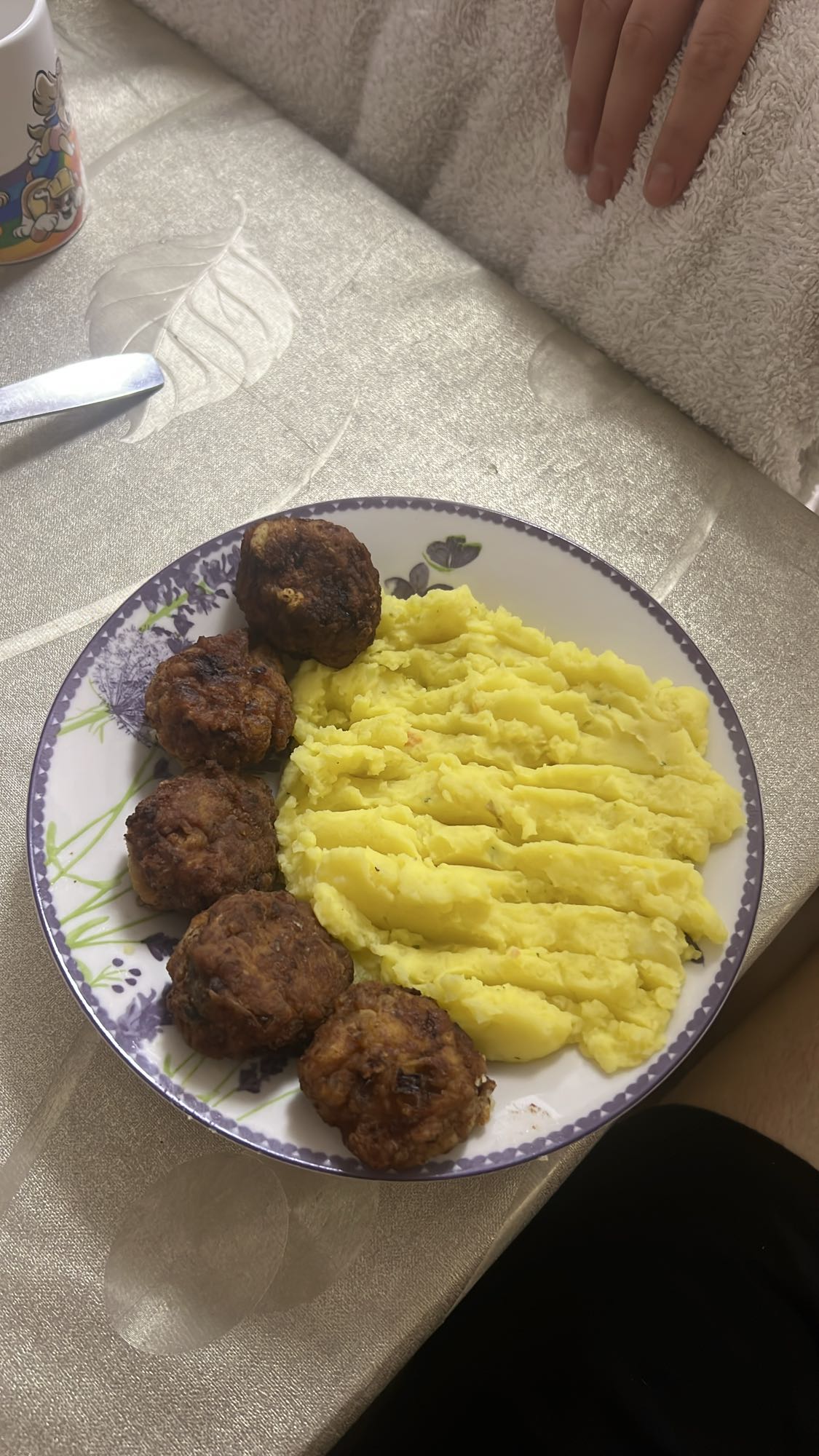 Chiftele cu piure de cartofi