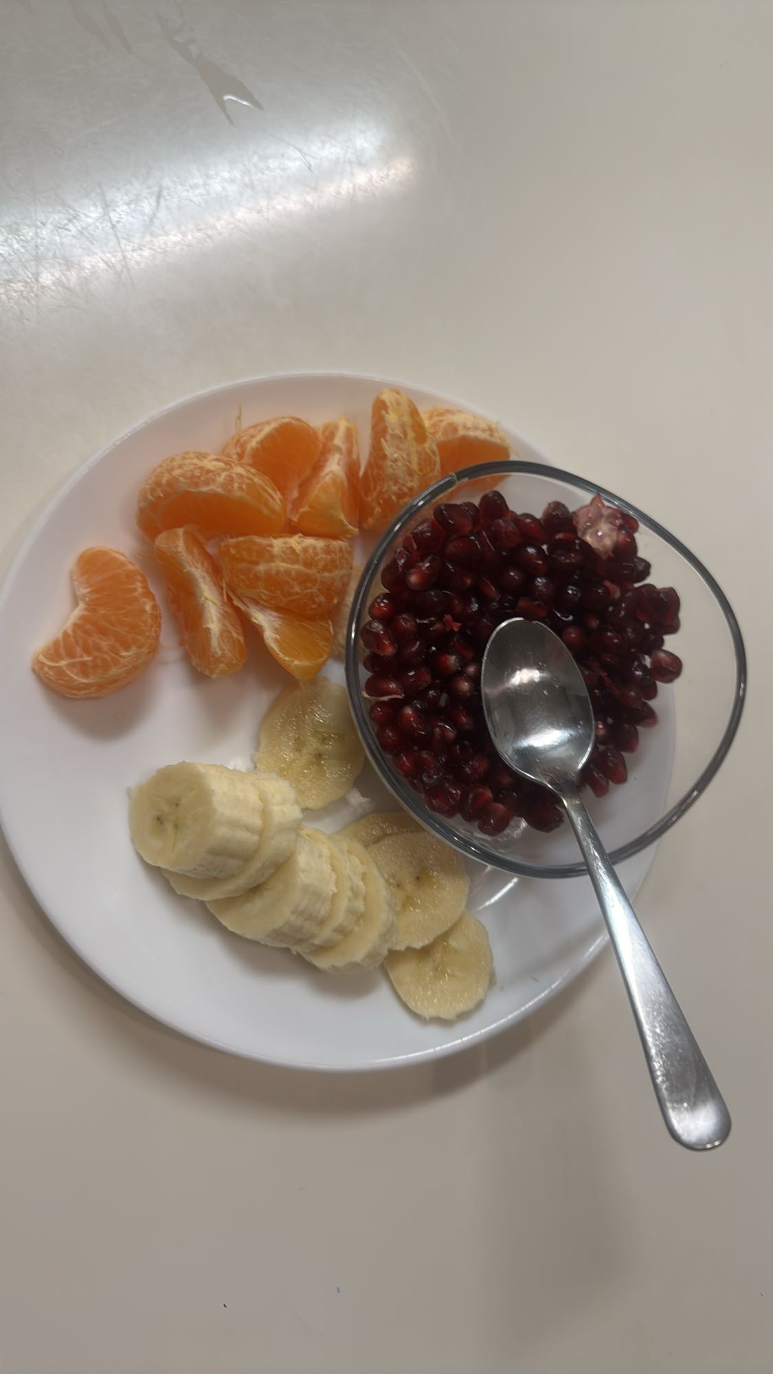 Fruktfat med banan och granatäpple