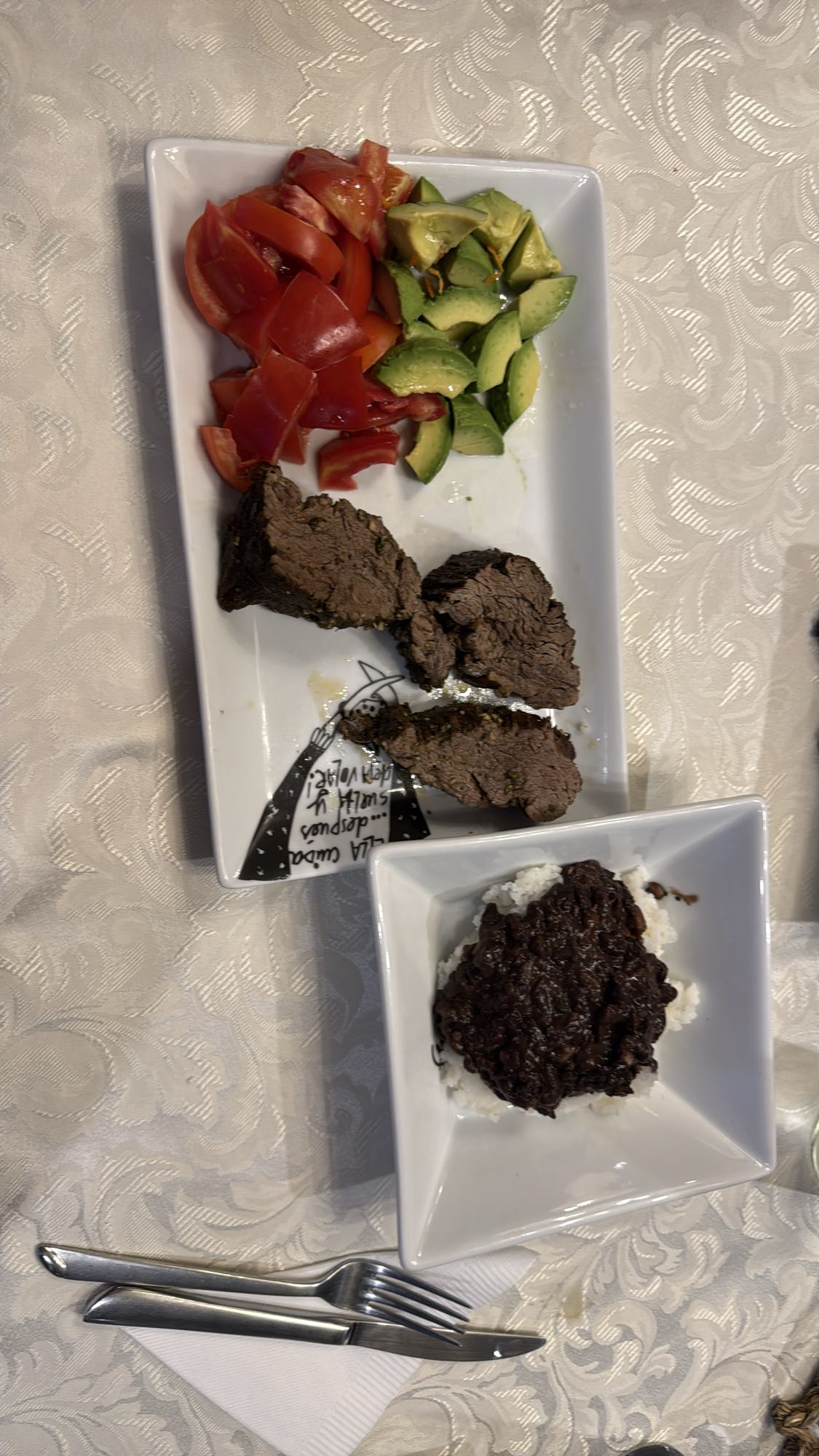 carne con arroz, frijoles y ensalada