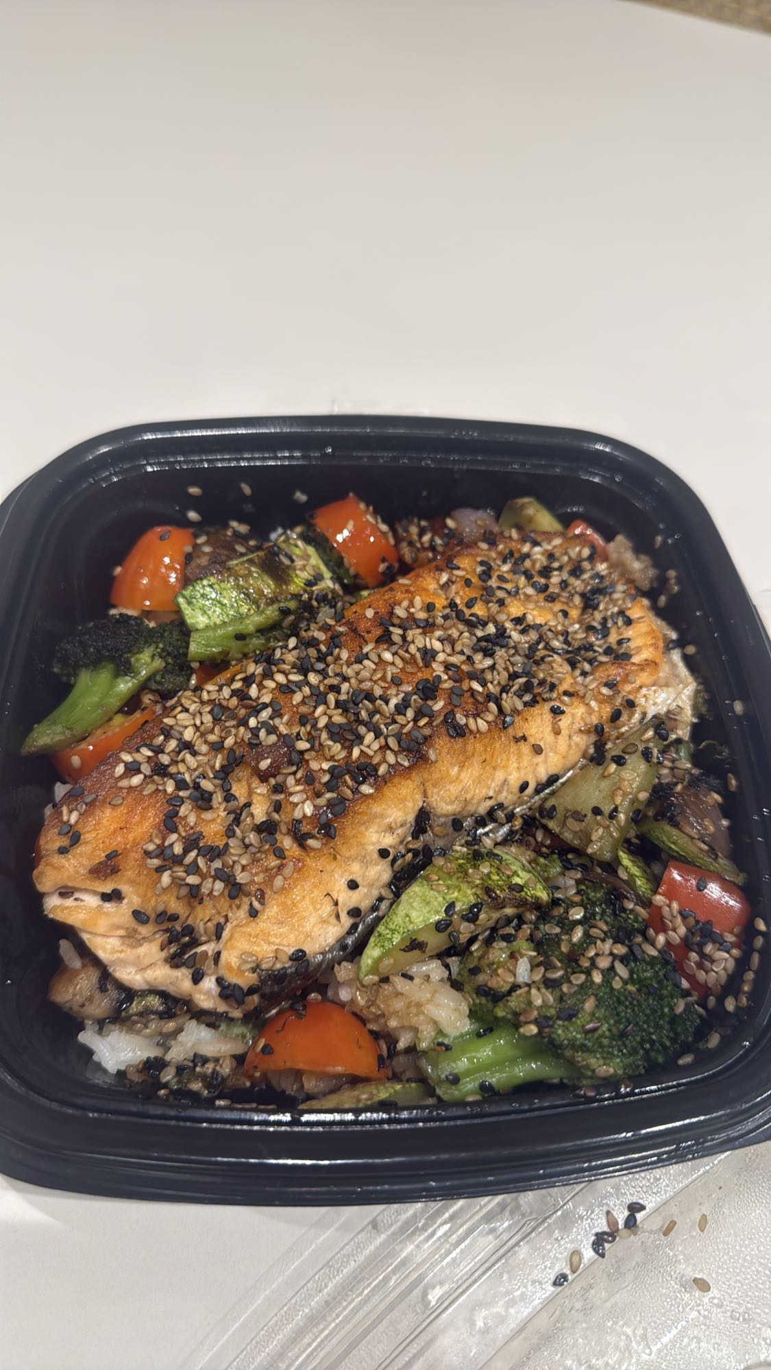 Salmón con verduras y arroz