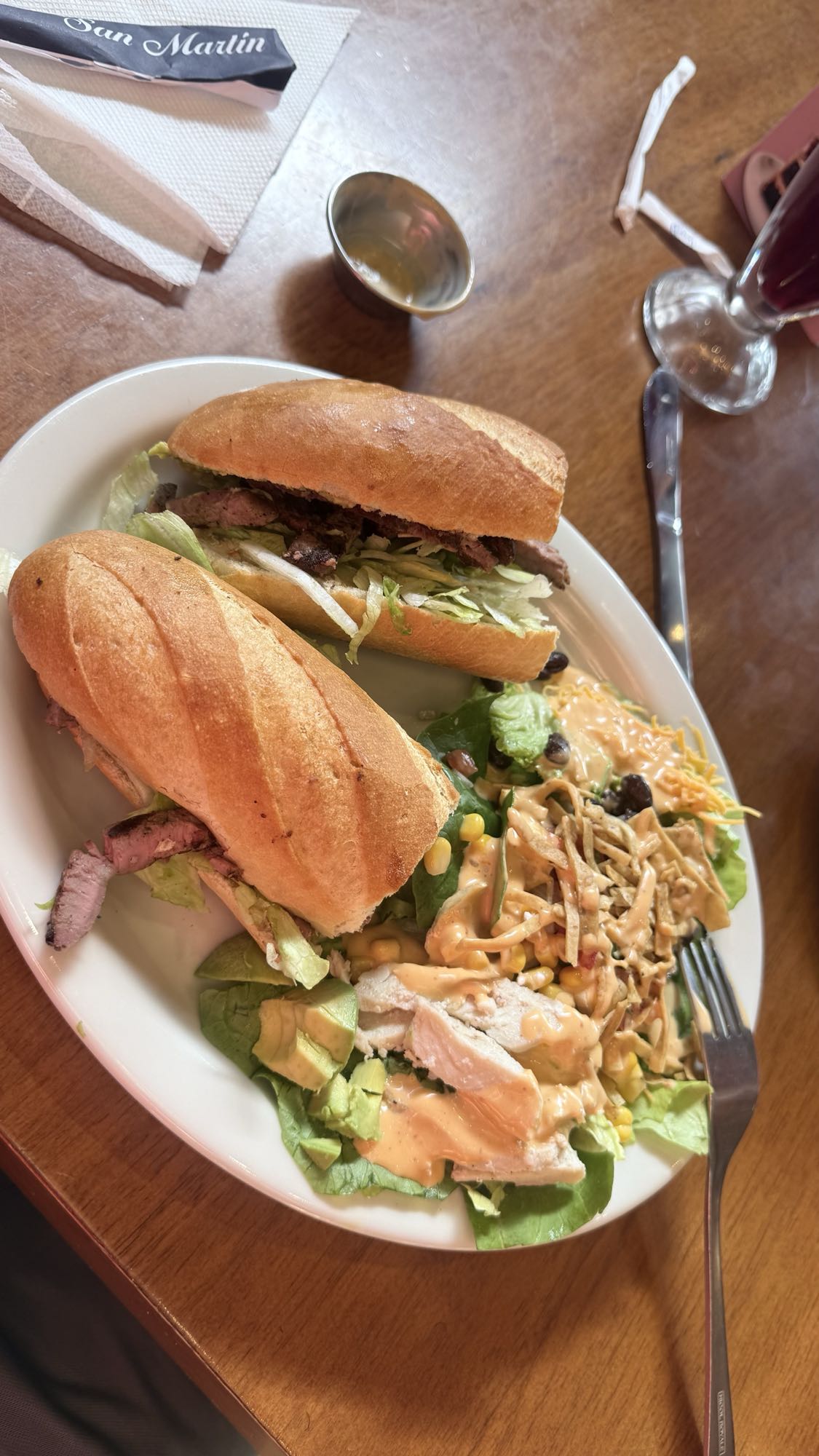 Sándwich de carne y ensalada