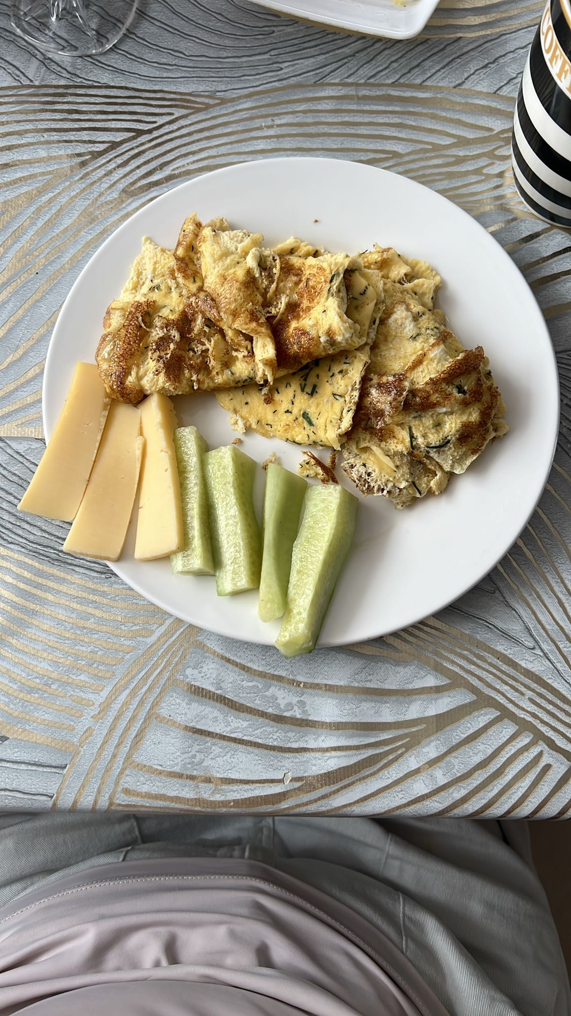 Омлет с сыром и огурцом