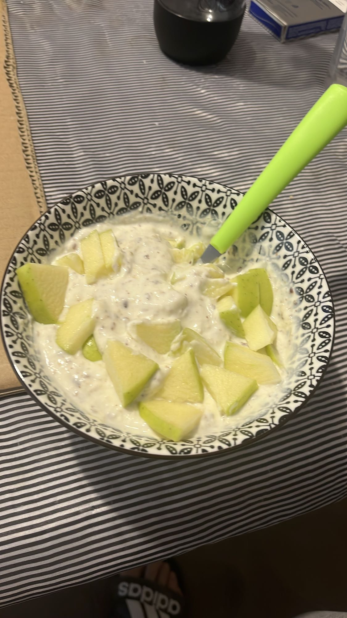 Кисело мляко с ябълка