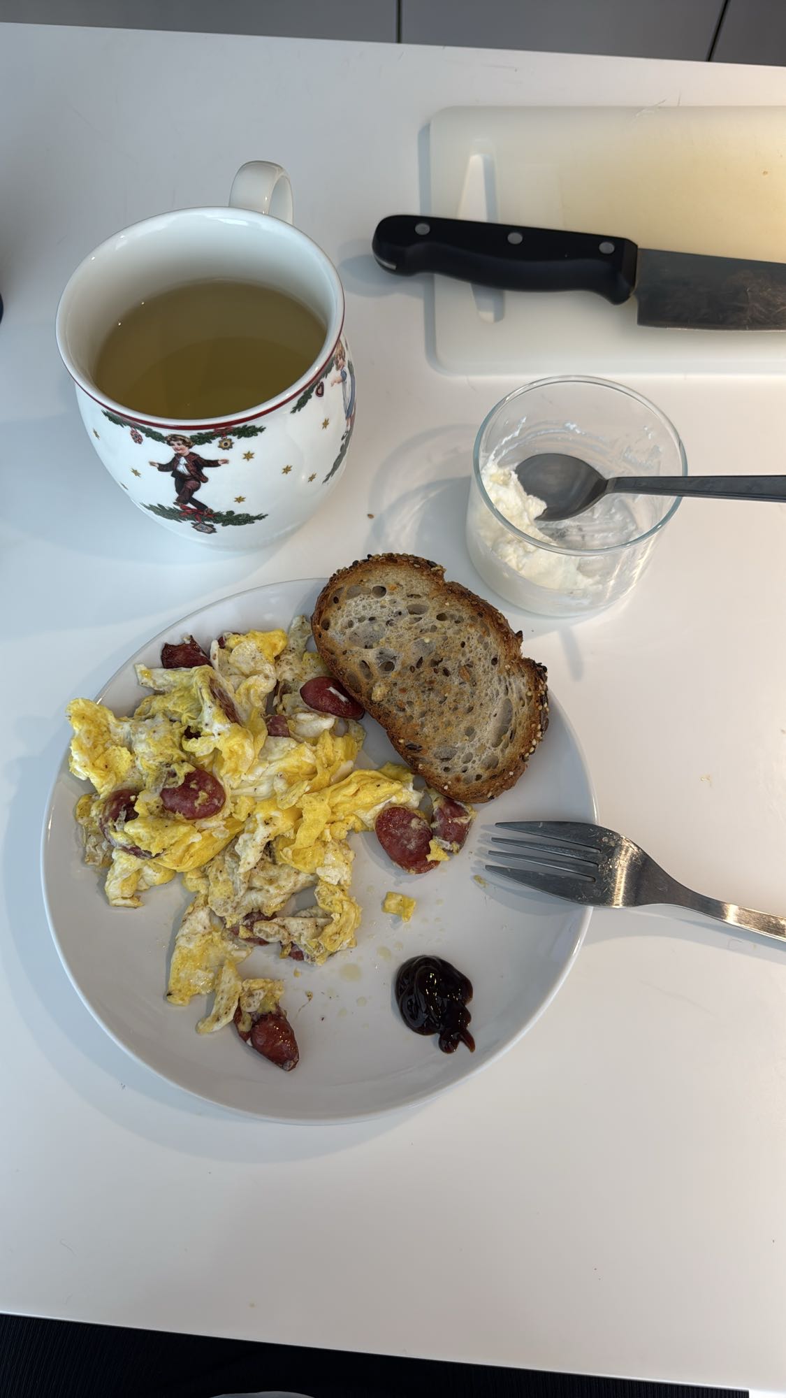 Яичница с колбасой и хлебом