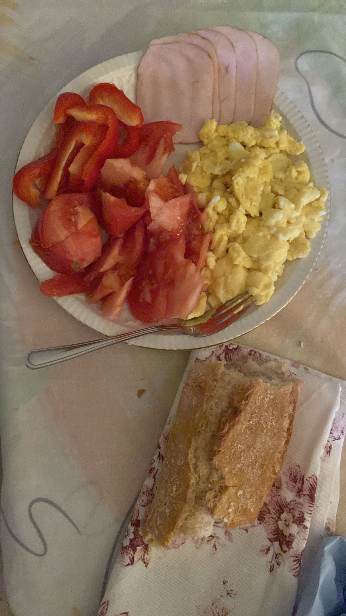 Mic dejun cu ouă și legume