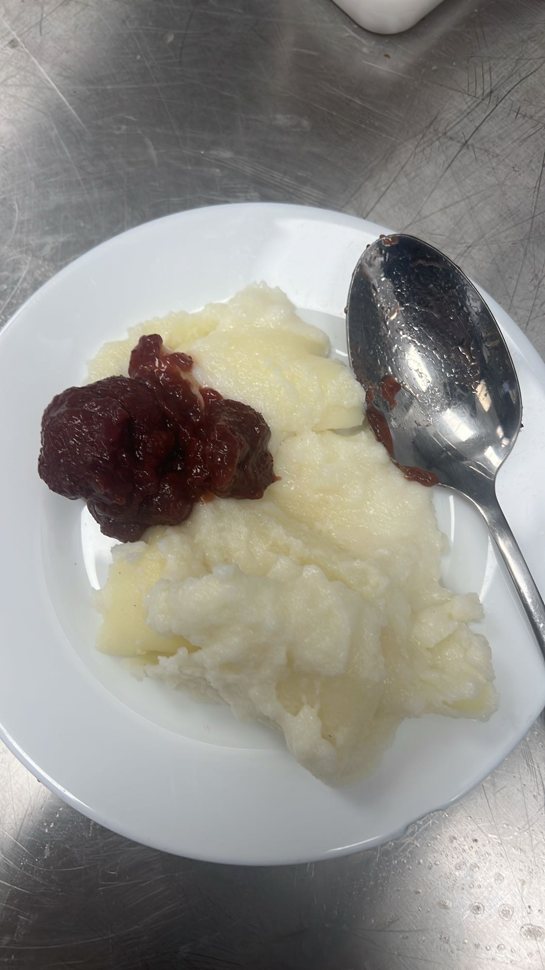 Mămăligă cu brânză și dulceață