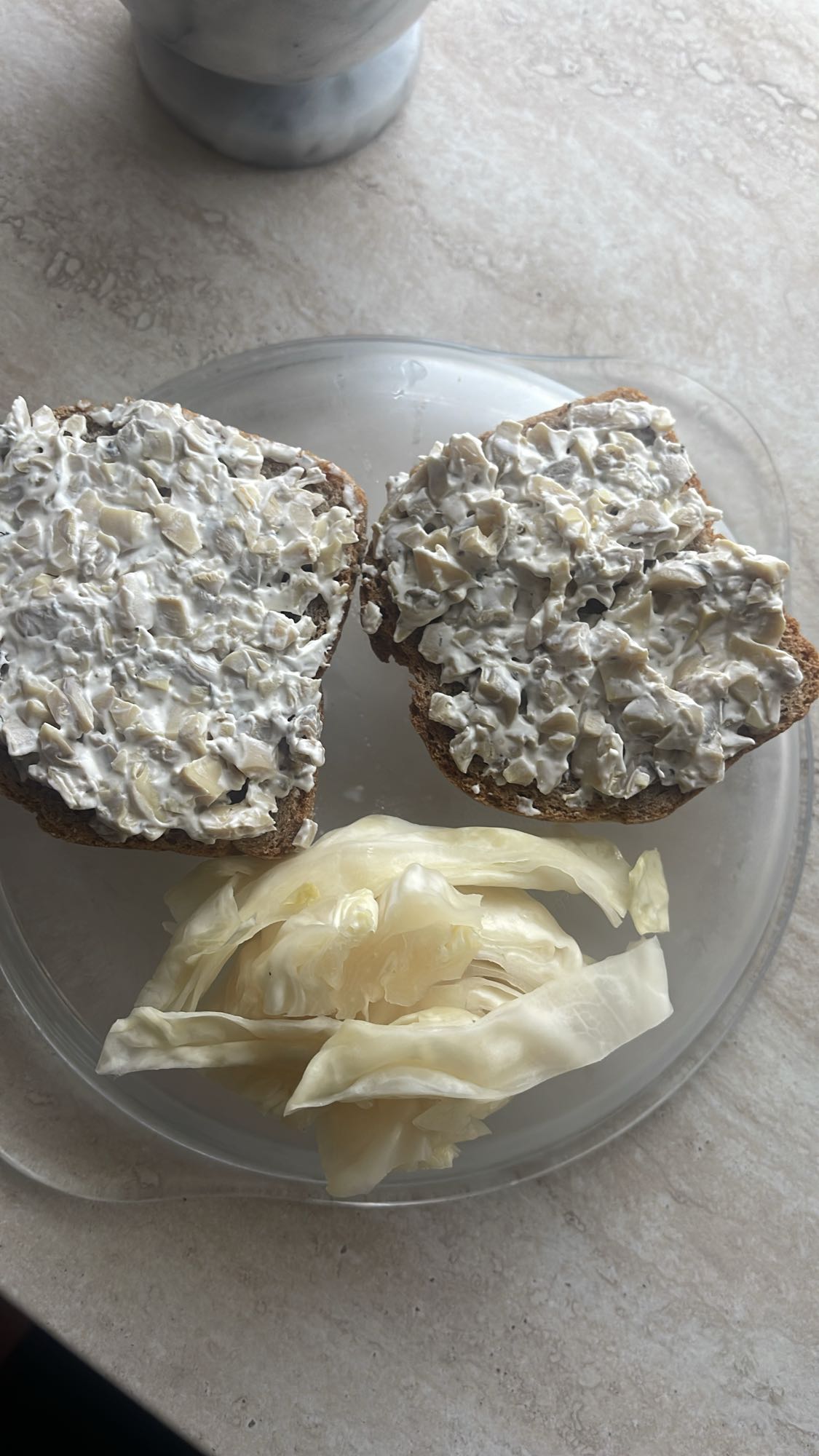 Pâine cu salată de ciuperci