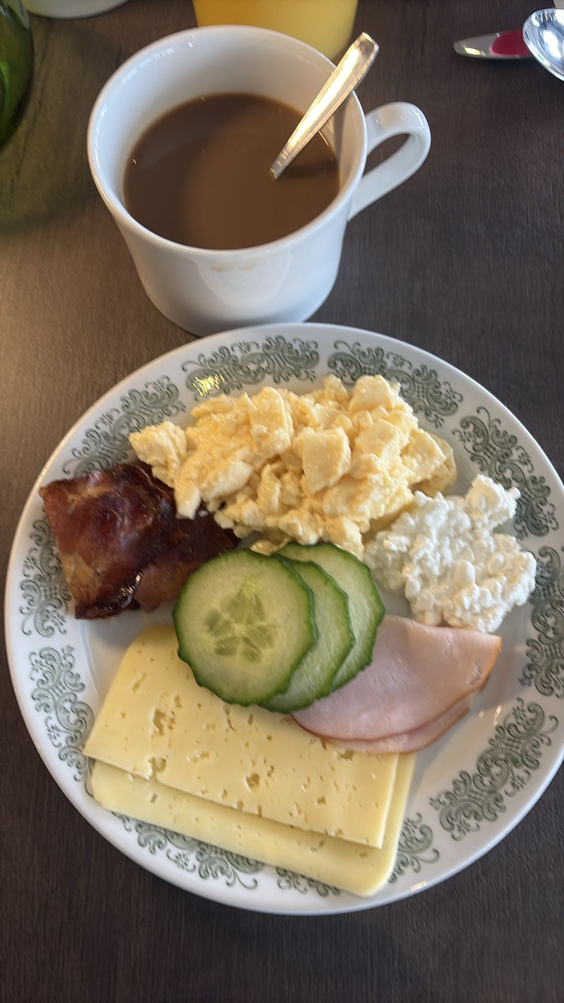 Frukosttallrik med kaffe