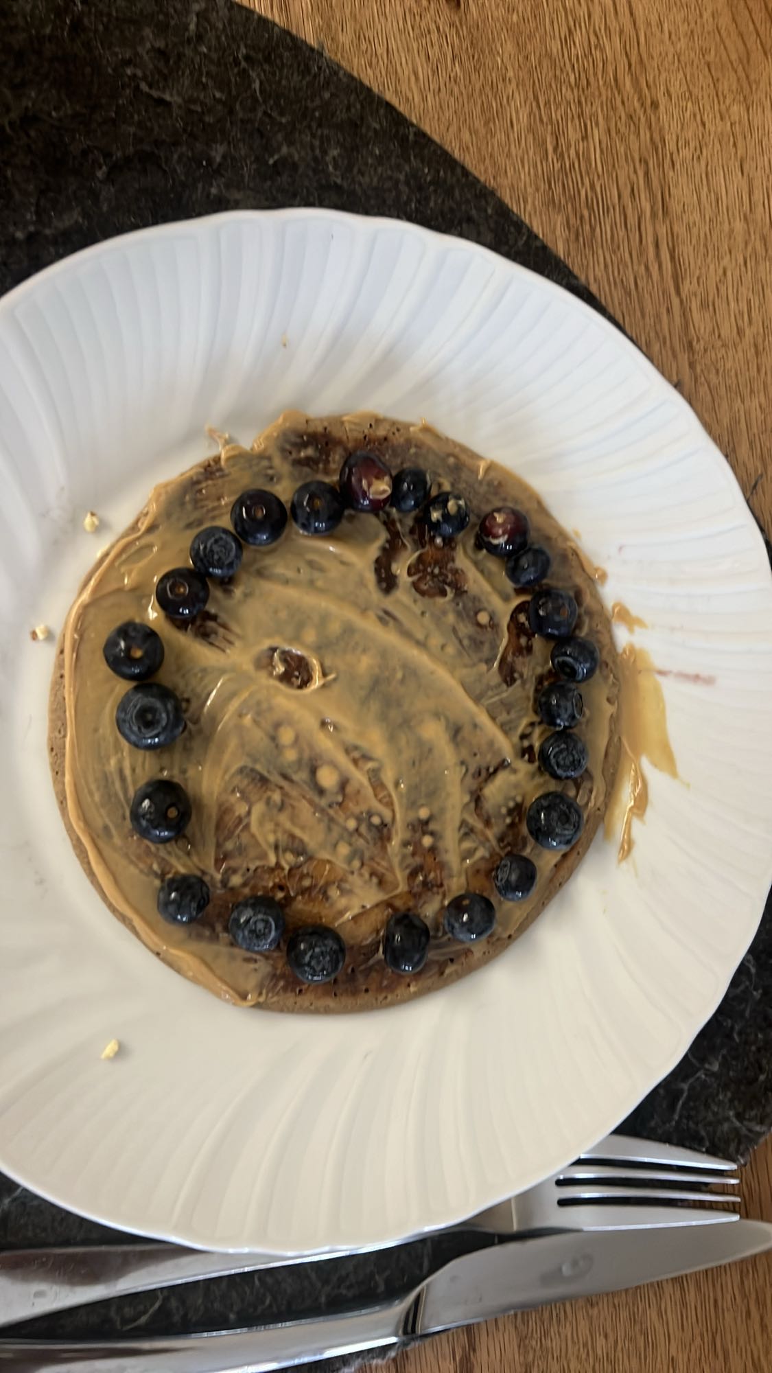 Fıstık ezmeli yaban mersinli pankek