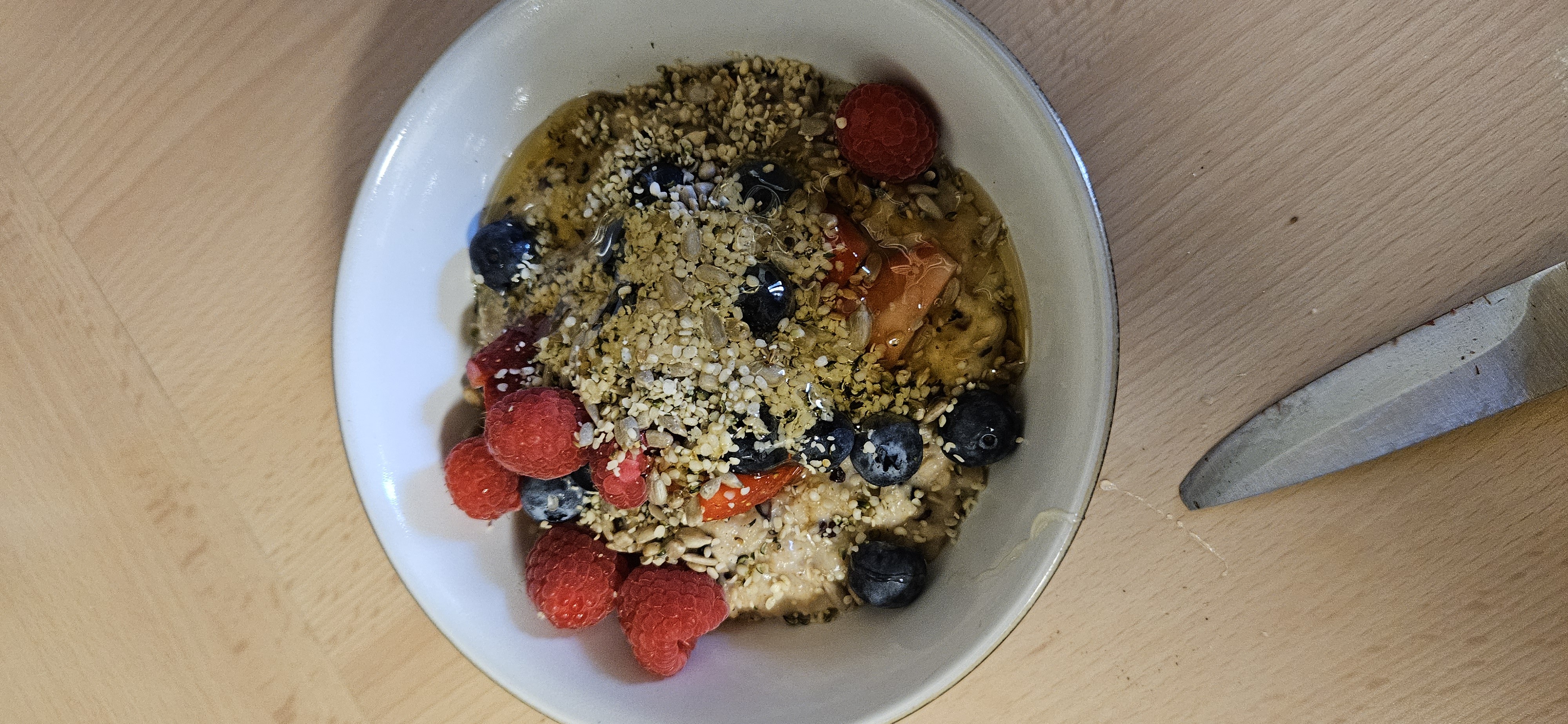 Berry oat breakfast bowl