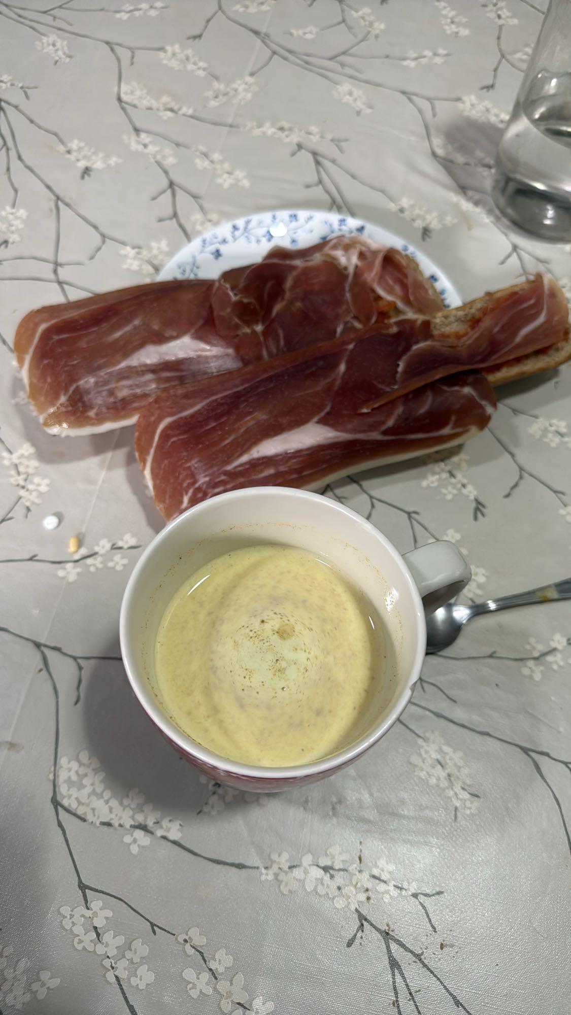Bocadillo de jamón y café