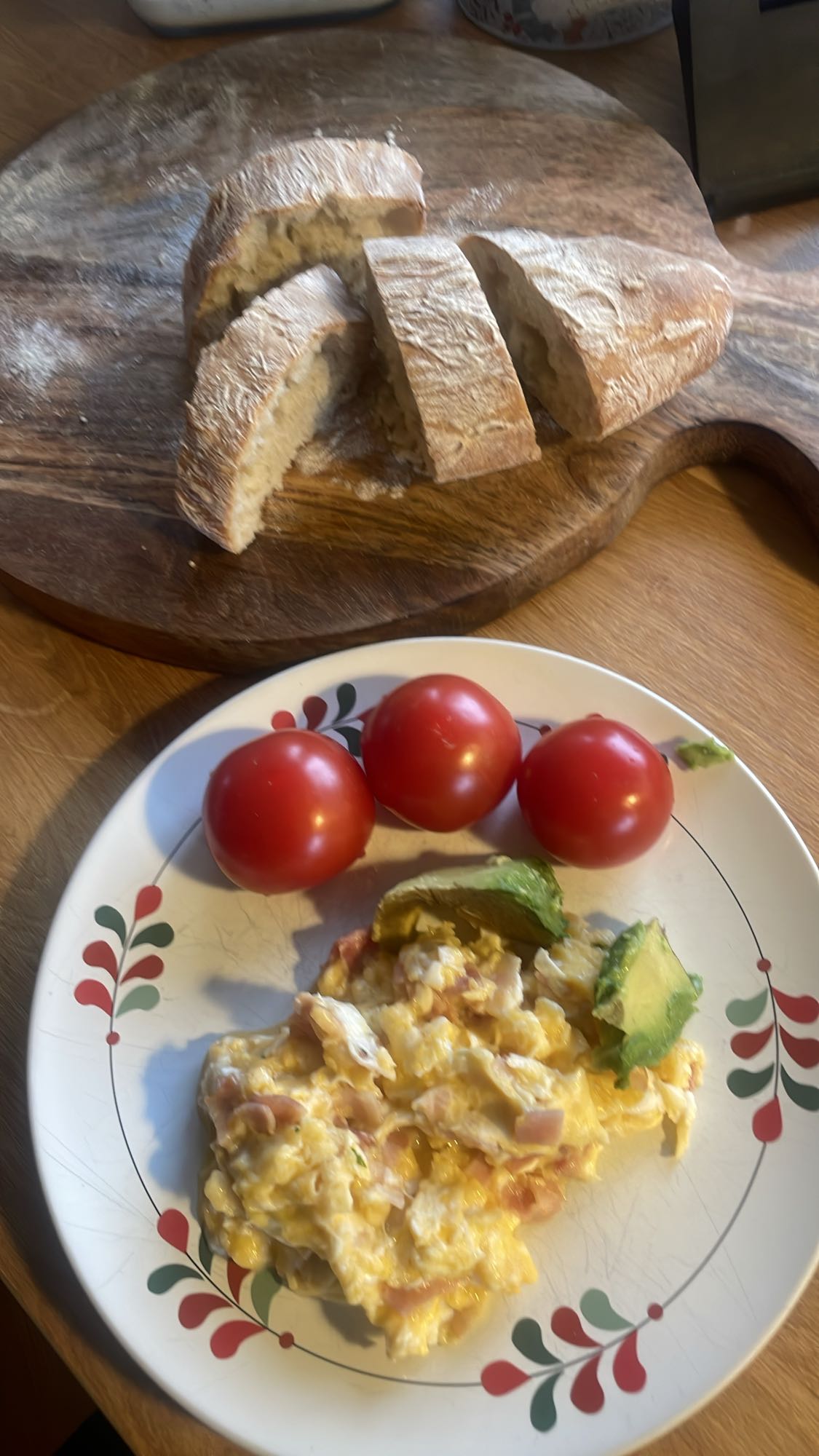 Jajecznica z warzywami i chlebem