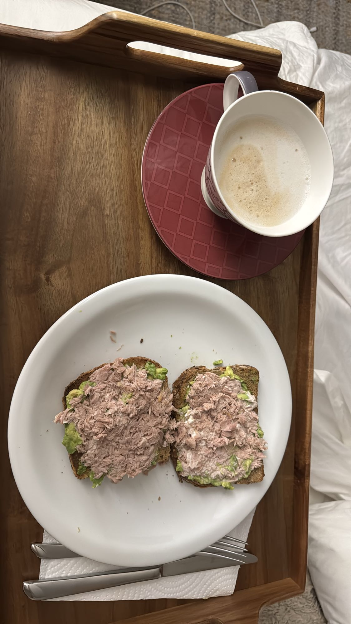 Tostadas de atún y café