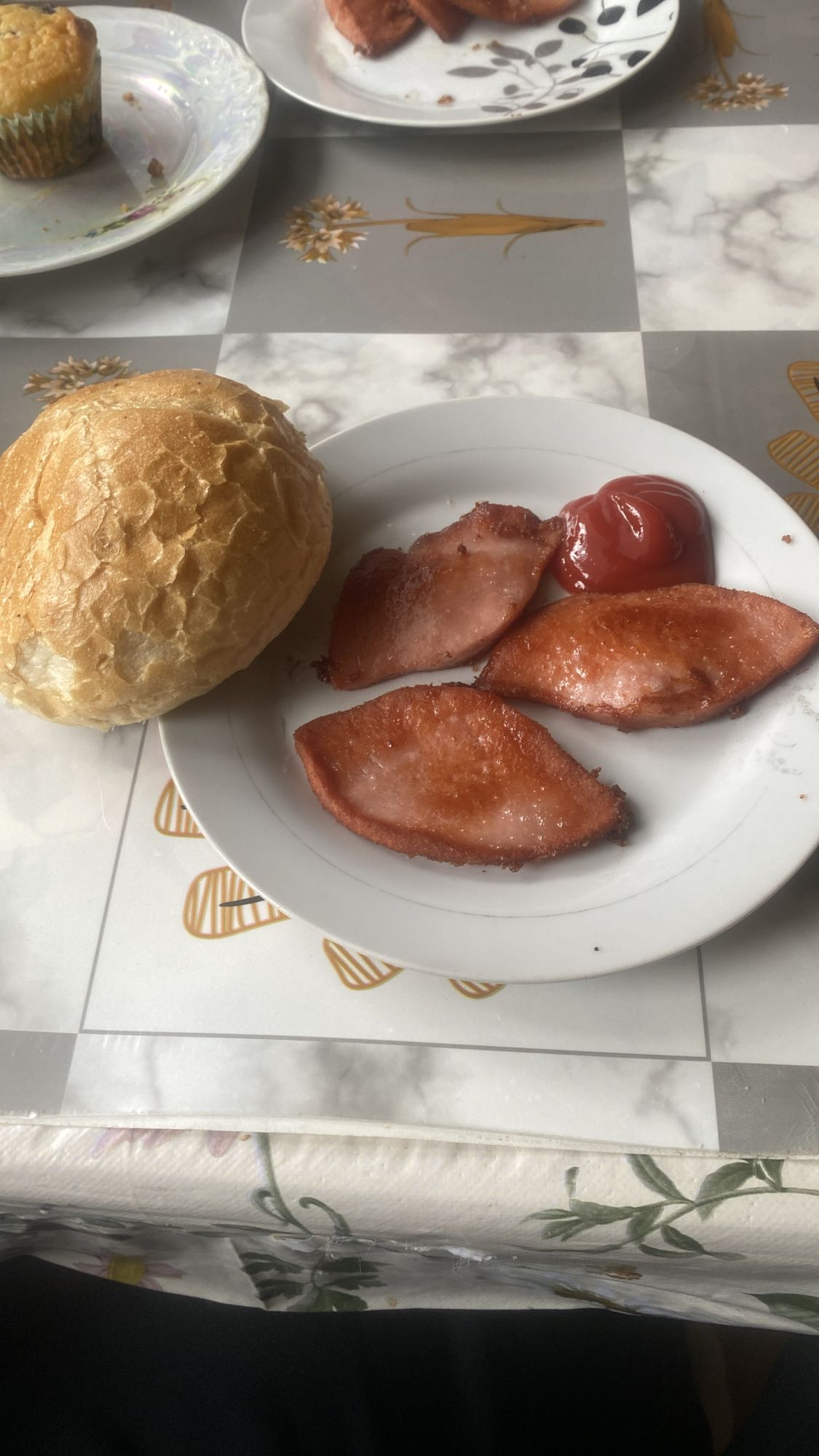 Bułka z szynką i ketchupem