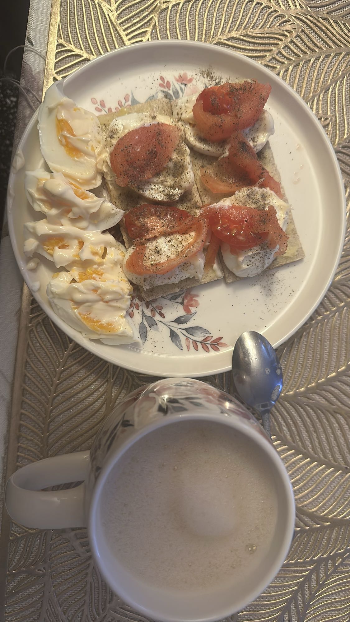 Śniadanie z jajkiem i kawą