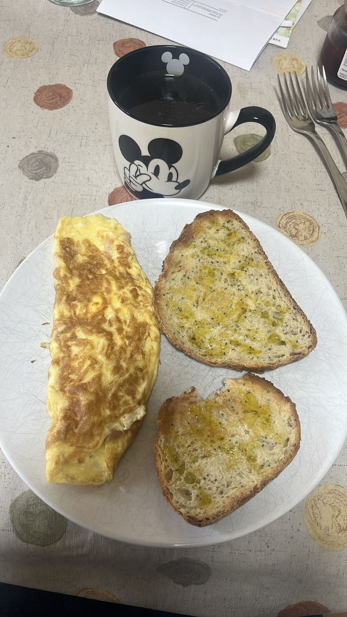 Tortilla y pan con aceite