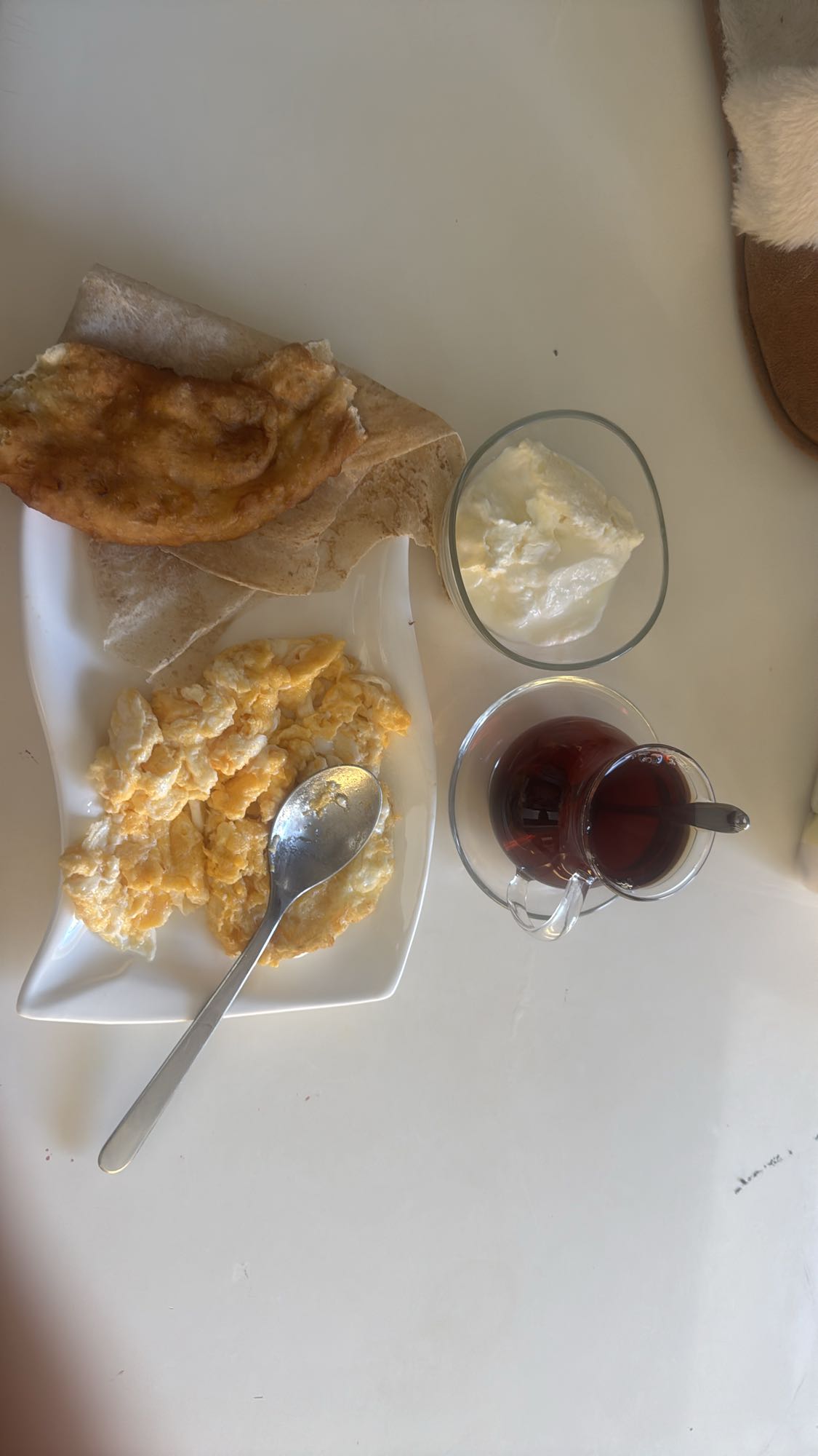 Frukost med ägg och bröd