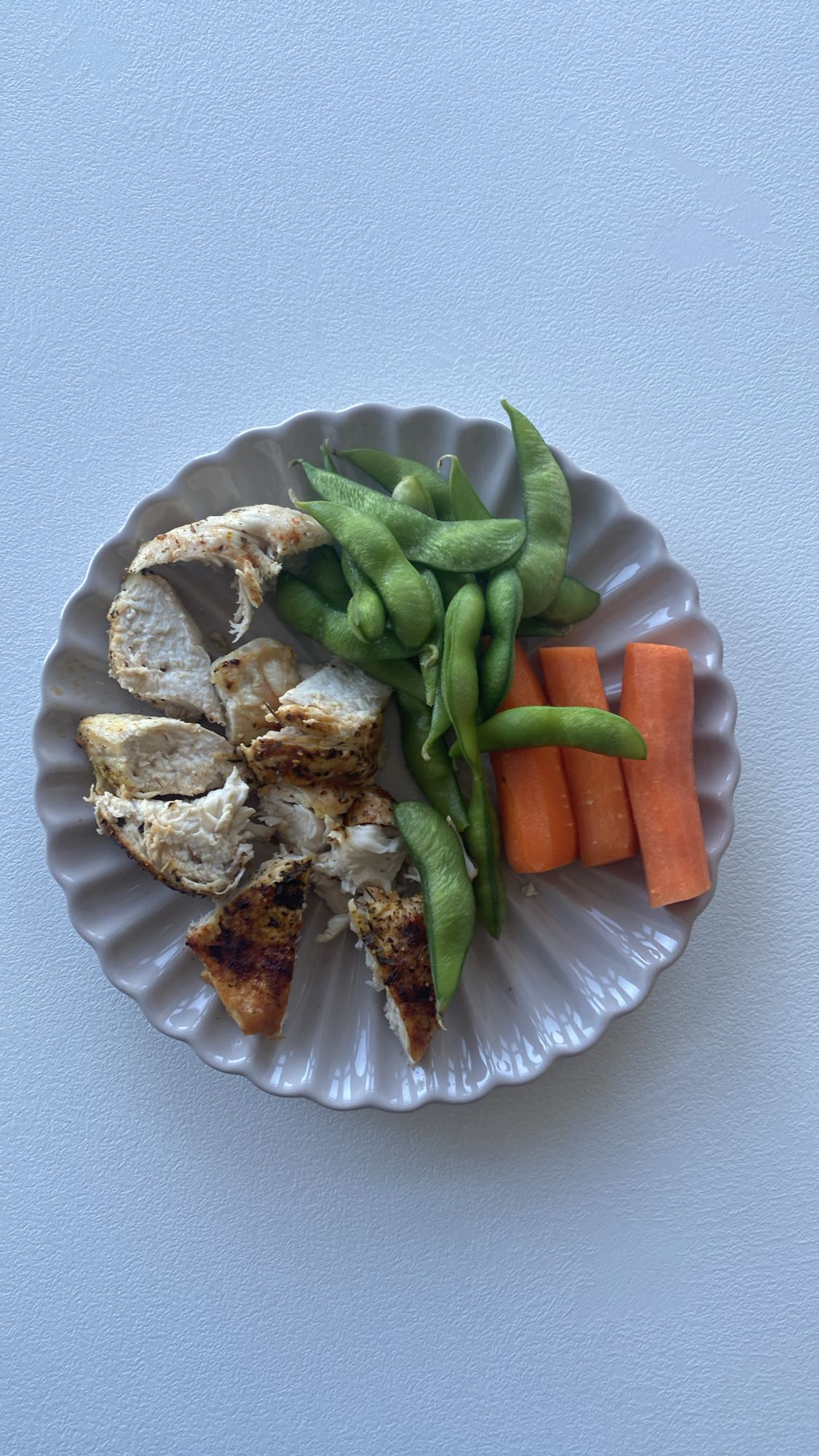 Grillet kylling med edamame og gulerod