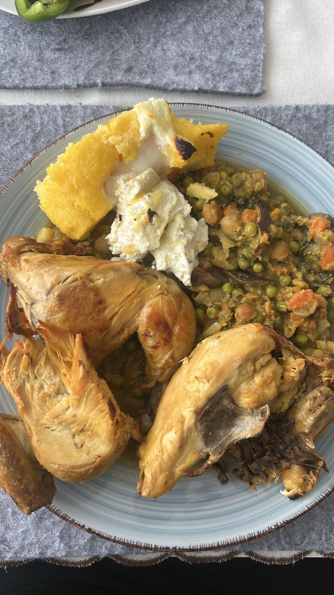 Pollo con polenta y verduras