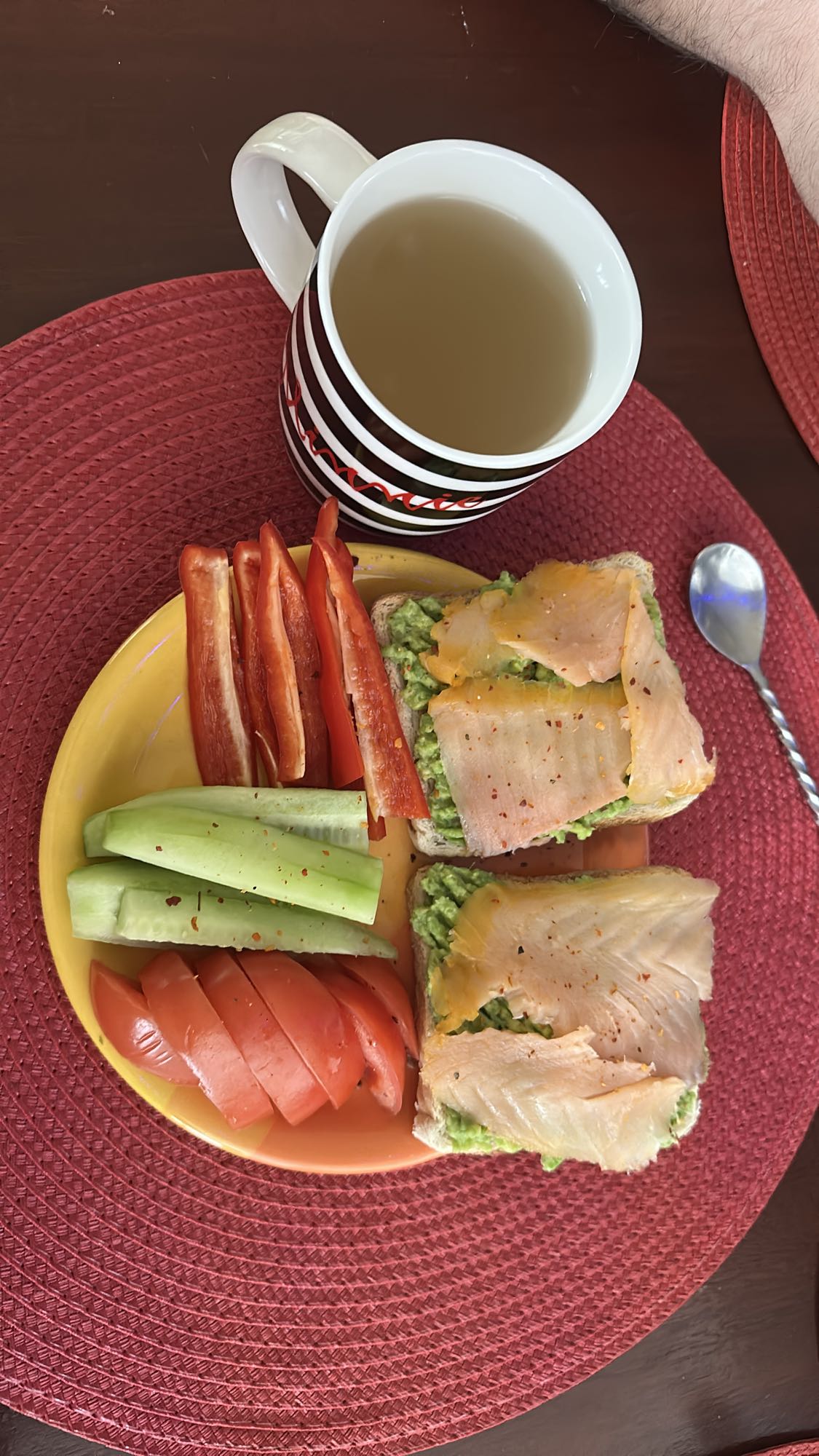 Mic dejun cu somon și legume