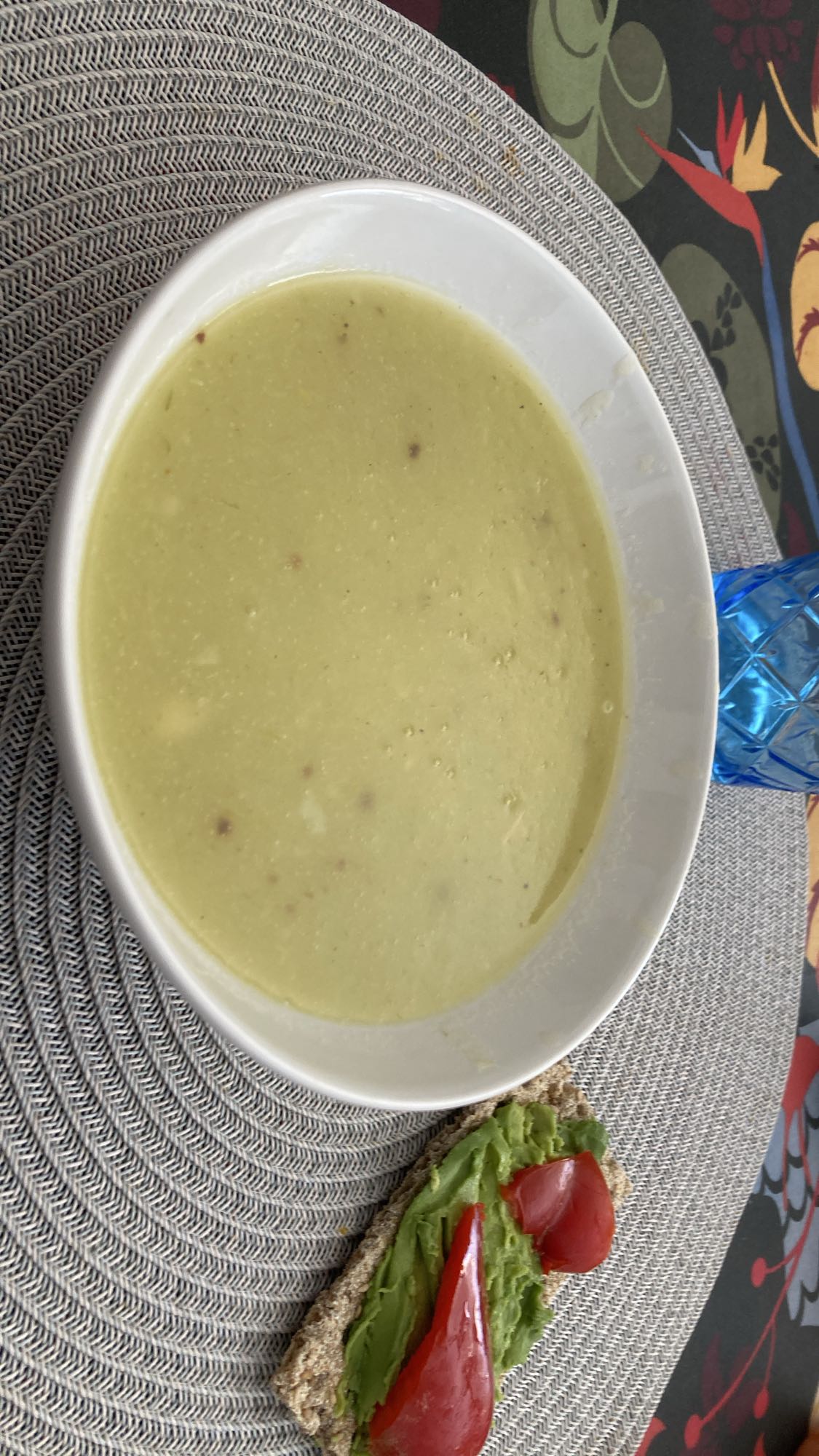 Ärtssoppa med knäckebröd