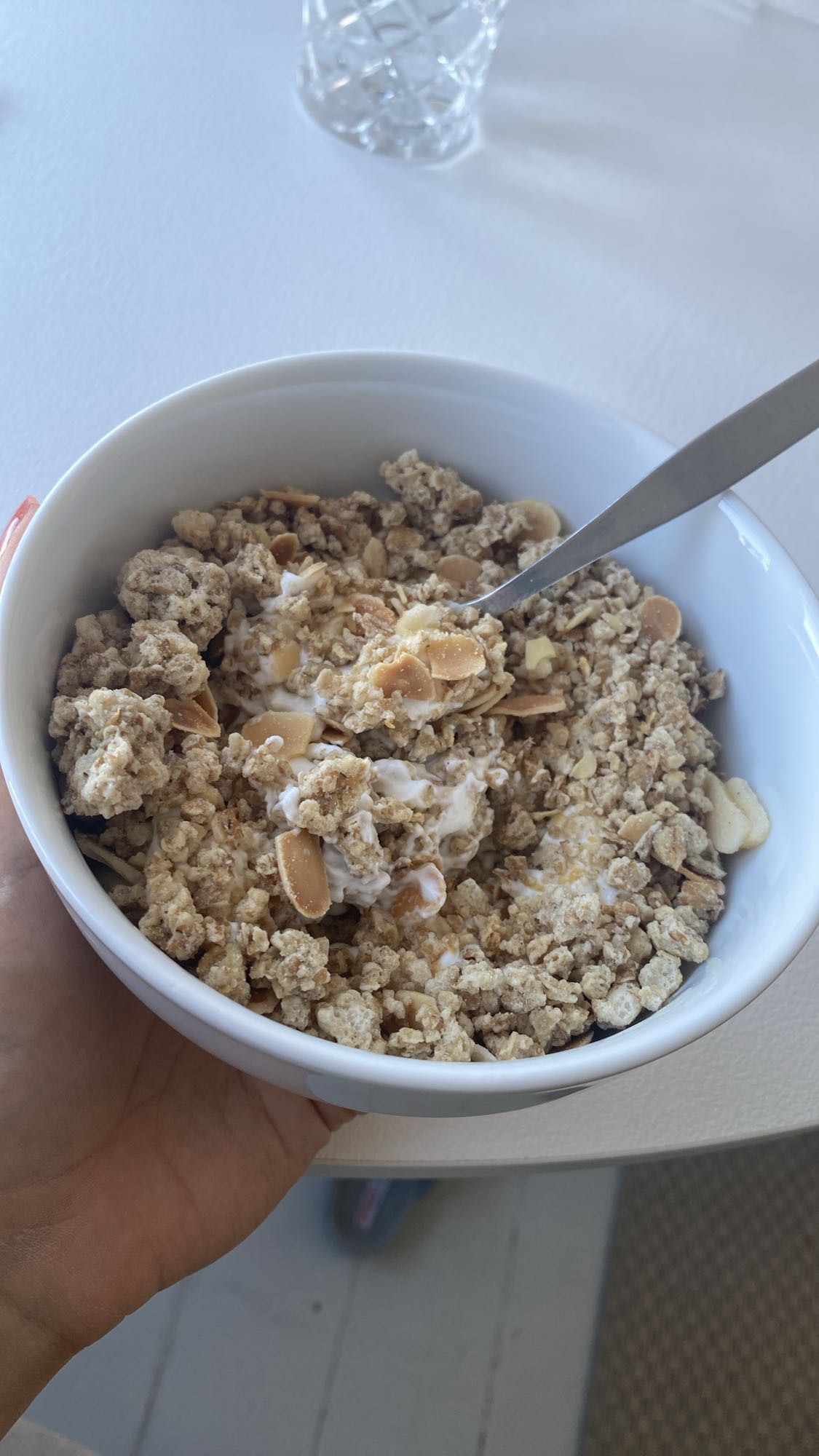 Skyr med müsli og mandler